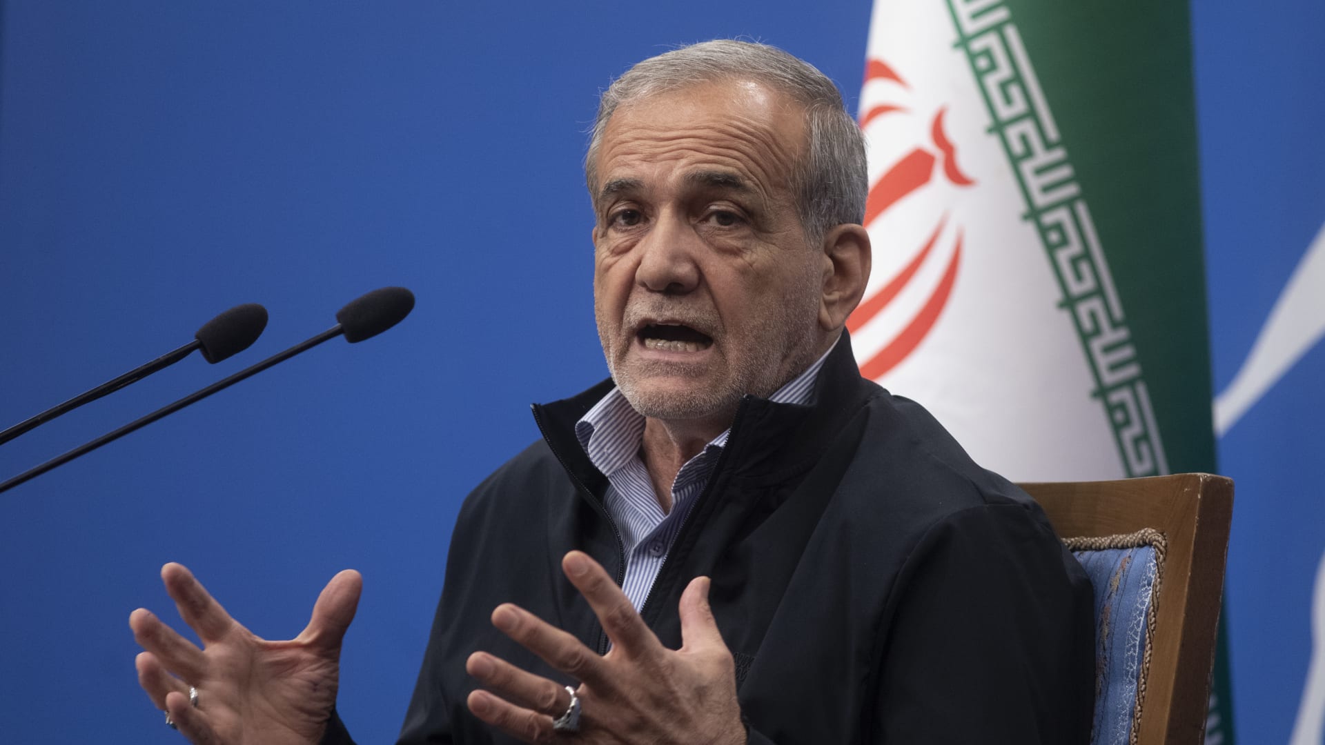 الرئيس الإيراني يدعو الشعب لترشيد استهلاك الطاقة بسبب الحصار الأمريكي