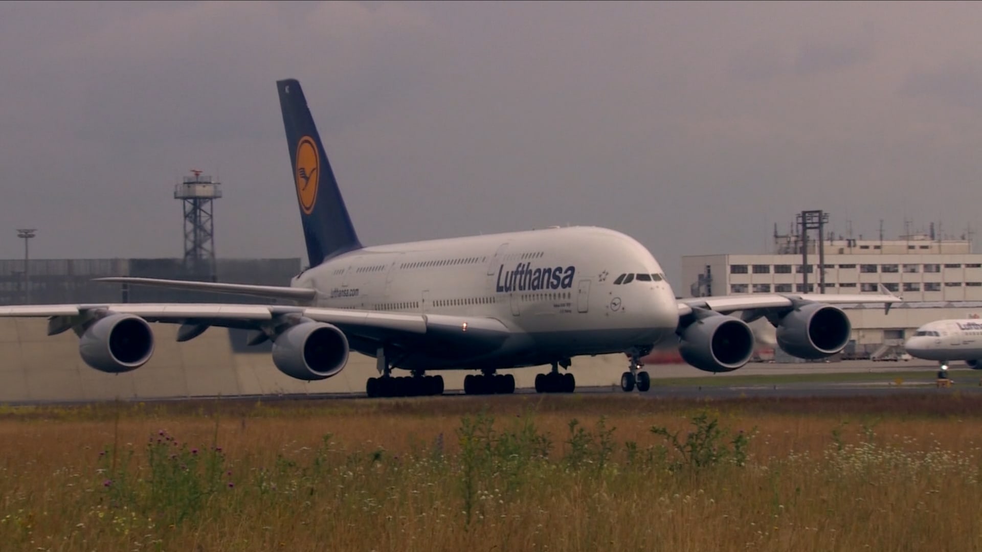 كيف ستؤثر الحرب في إيران على خطط سفرك هذا الصيف؟