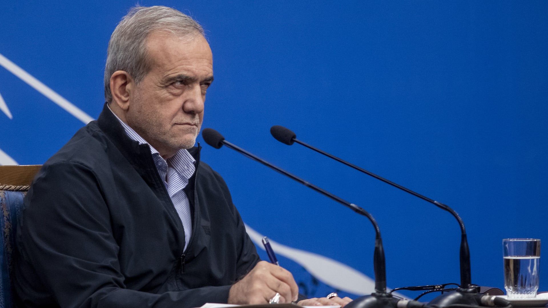 رئيس إيران يبين ما على أمريكا فعله أولا ويرفض الدخول بمفاوضات "قسرية"