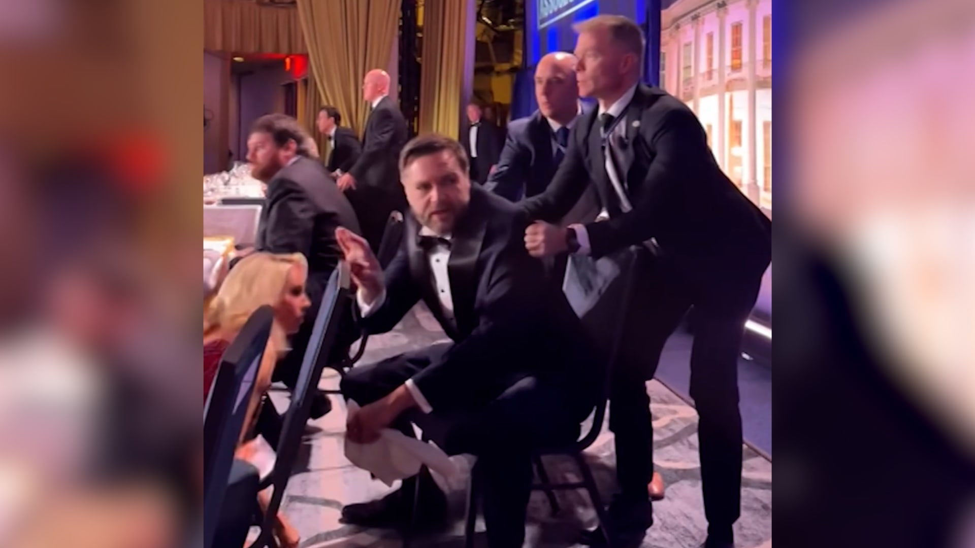 من زاوية جديدة.. لحظة إخلاء ترامب ونائبه فانس بحفل عشاء مراسلي البيت الأبيض