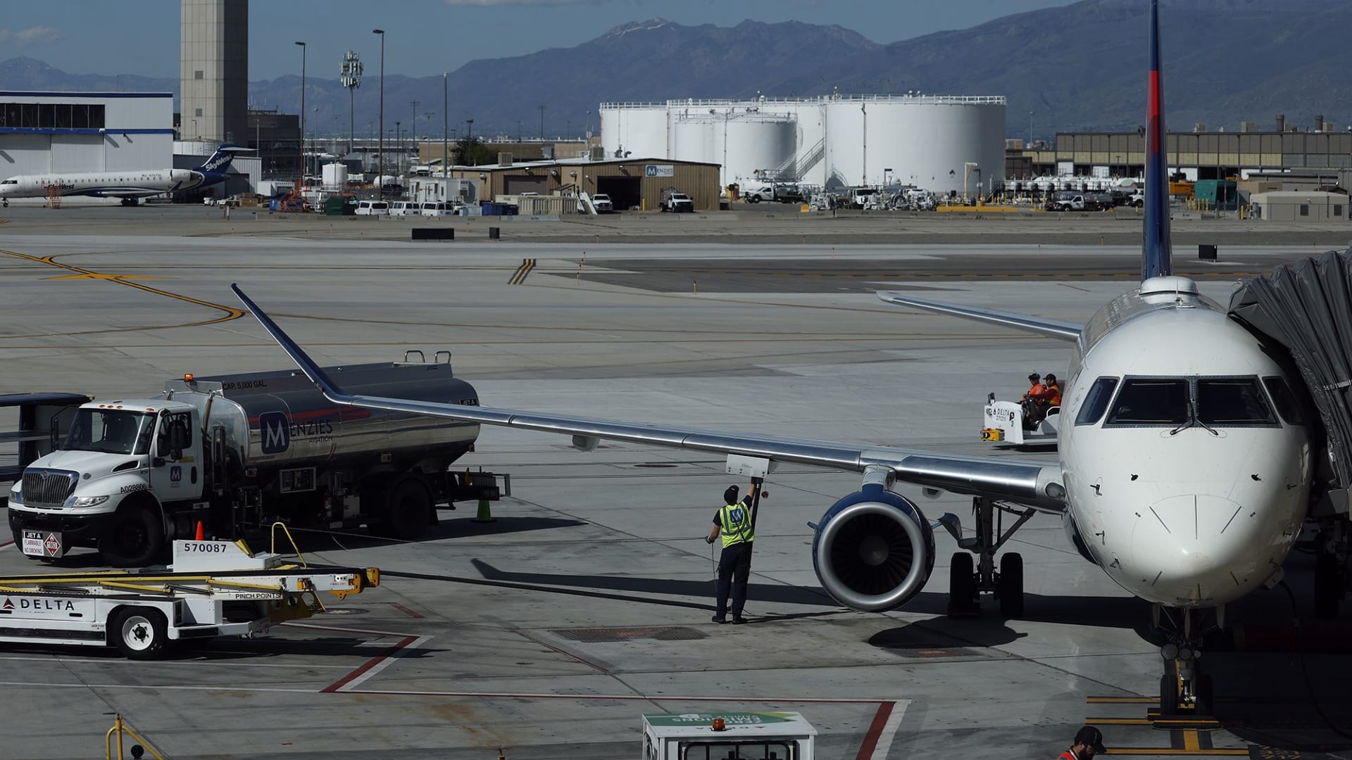 حتى في حال هبوط أسعار الوقود.. لماذا قد تتمسك شركات الطيران بأسعار التذاكر المرتفعة؟