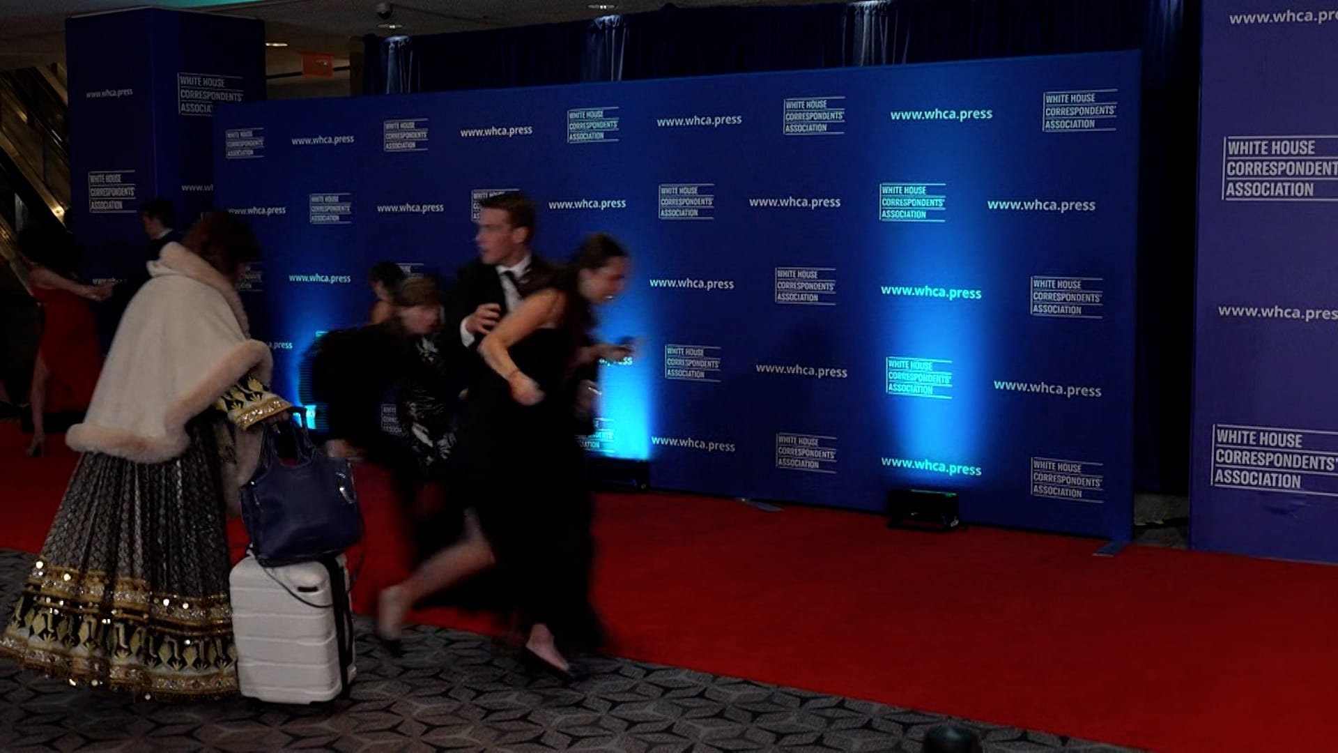 دّوي إطلاق نار وفوضى على السجادة الحمراء بحفل عشاء مراسلي البيت الأبيض.. شاهد ما رصدته كاميرات CNN