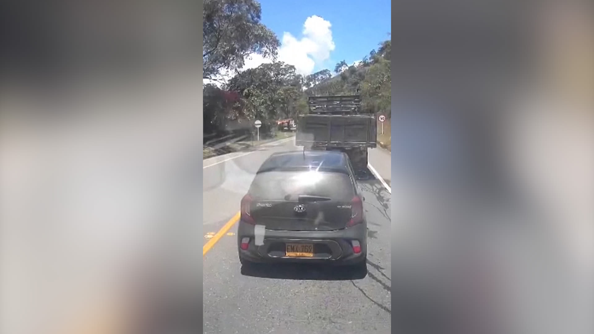 لحظة انفجار قنبلة على طريق سريع مزدحم في كولومبيا.. شاهد ما حدث