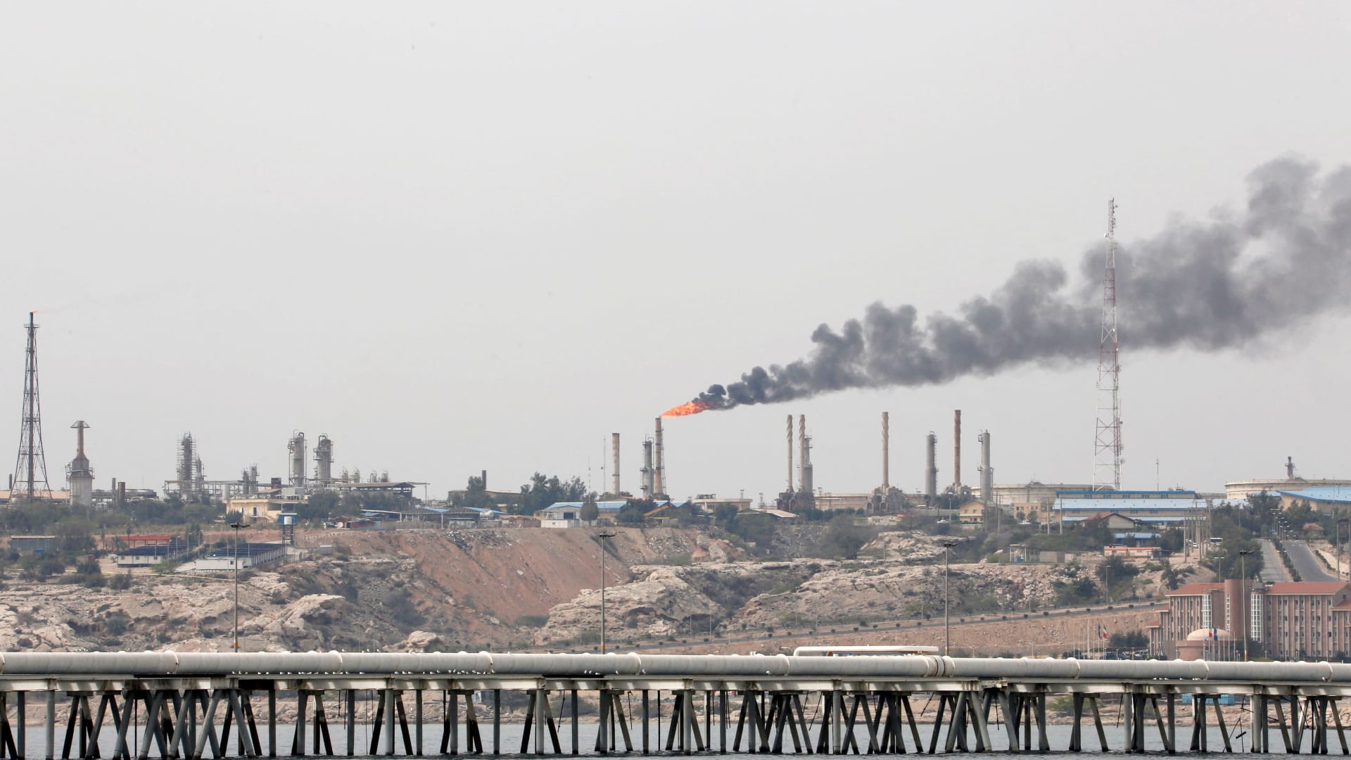 "خطوط النفط الإيرانية ستنفجر خلال ثلاثة أيام".. ماذا قال خبراء عن مزاعم ترامب؟