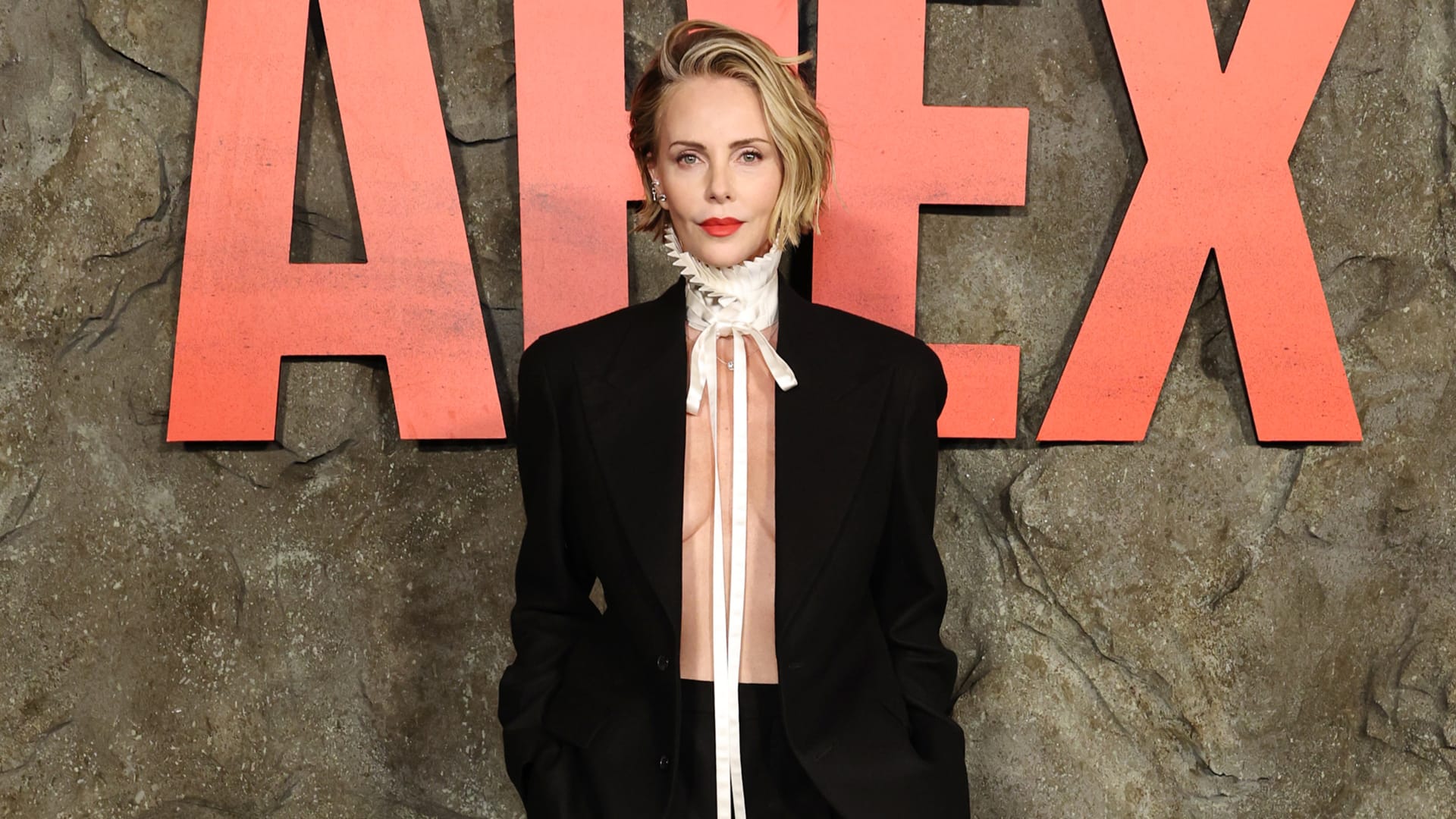 بدلة رجالية من دون حمالة صدر.. هكذا ظهرت تشارليز ثيرون في نيويورك