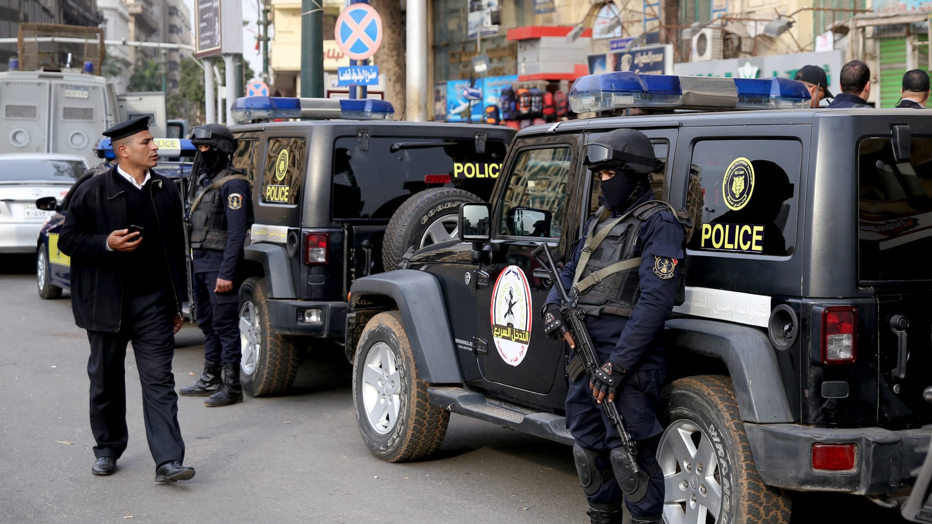 مصر.. فيديو لشخص يرمي المارة بالحجارة من فوق مأذنة مسجد والداخلية تعلق