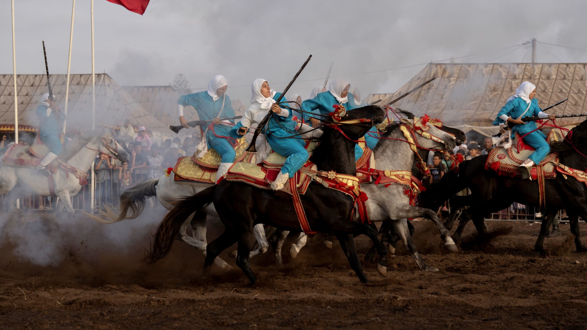 "بنات البارود".. مصوّرة إيطالية توثّق اقتحام النساء لحاجز الفروسية في المغرب