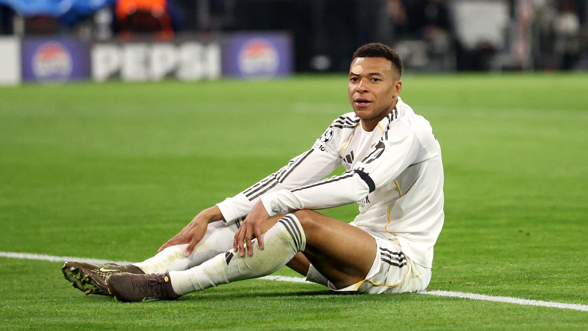 مبابي يعاني من إصابة جديدة.. وهذه مدة غيابه المتوقعة