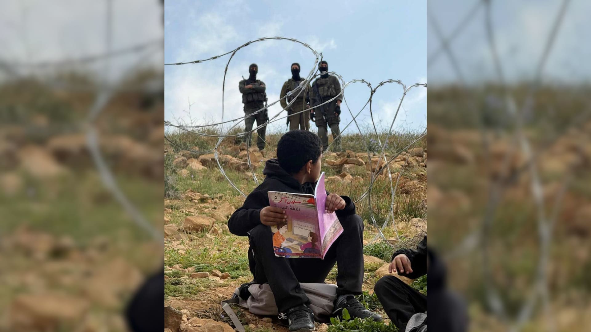 دمعة طفلة تروي المعاناة.. أسلاك شائكة تقطع طريق المدرسة أمام أطفال الضفة الغربية