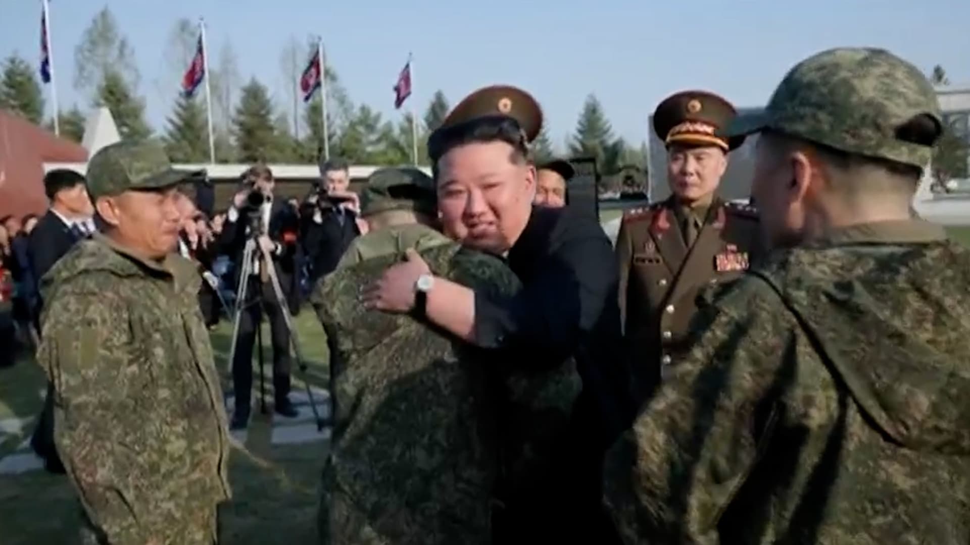 كيم جونغ أون يُحيي ذكرى الجنود الذين قضوا بالقتال لأجل روسيا
