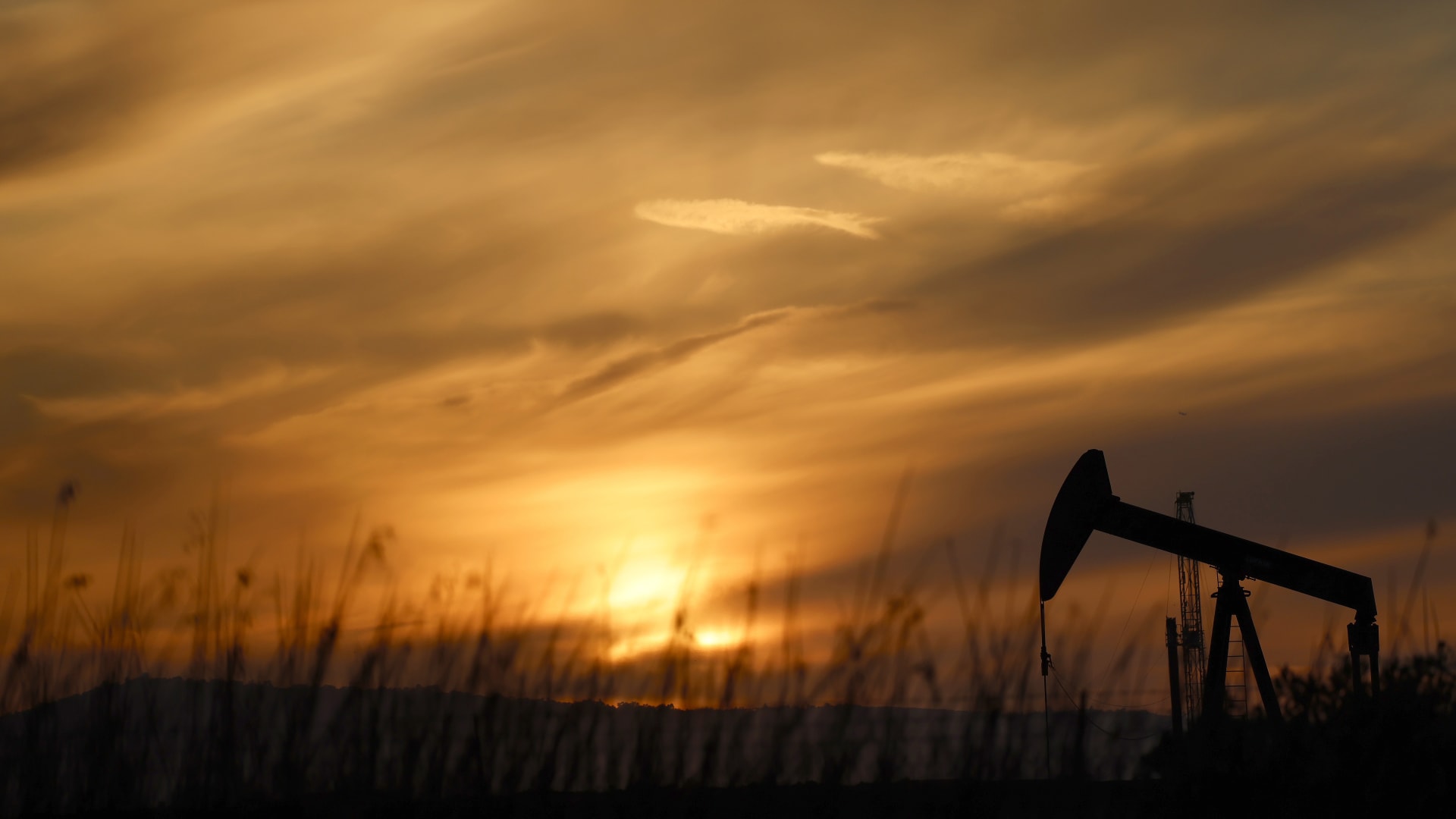 لأول مرة منذ ثلاثة أسابيع.. أسعار النفط تقفز فوق 110 دولارات للبرميل