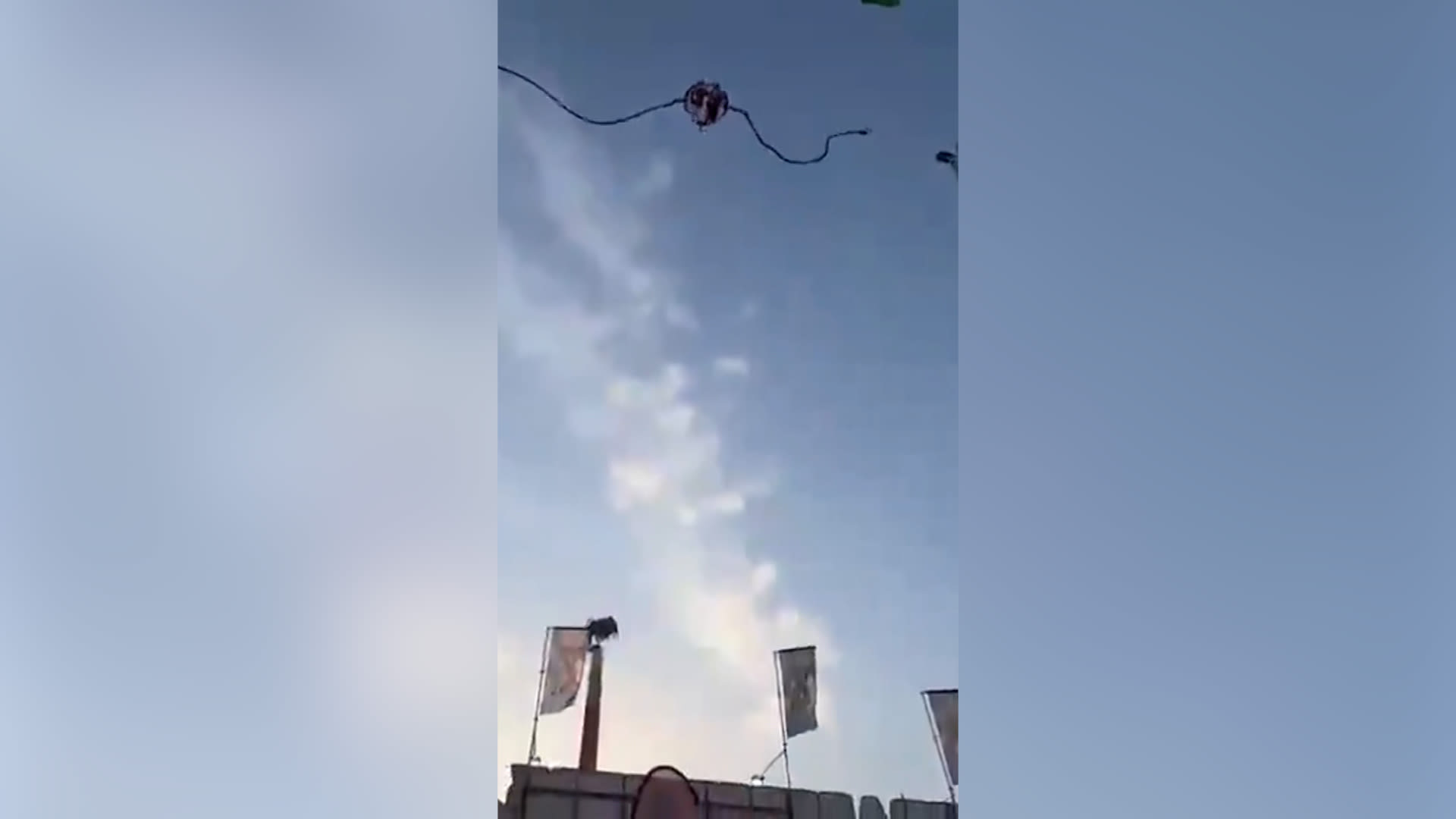 لحظة انقطاع كابل لعبة "المقلاع" في الهواء بمدينة ملاهي في إسبانيا