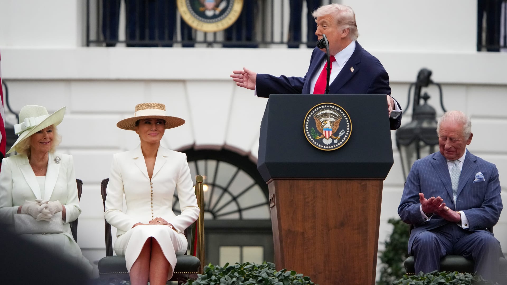 وسط ضجة "الأرملة".. ترامب يمازح ميلانيا بمدة زواج والديه