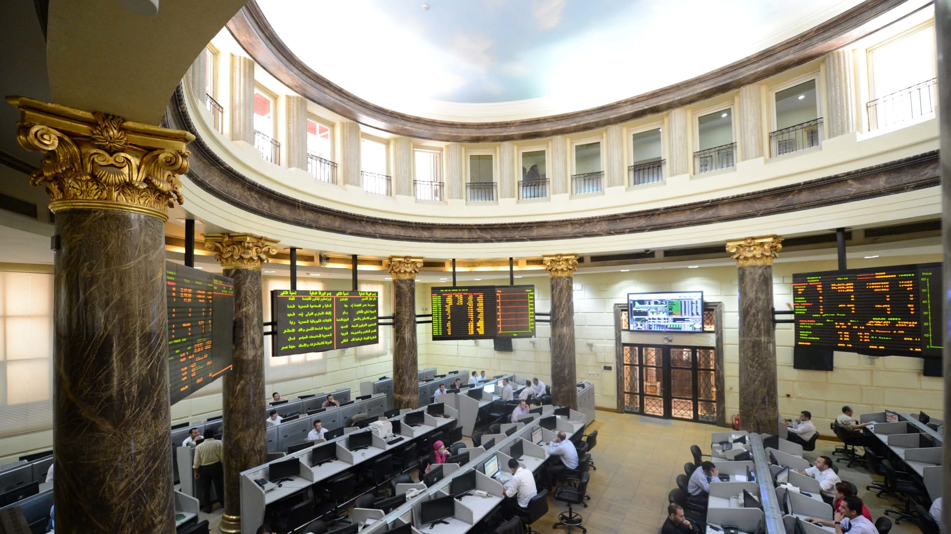 تباين أداء البورصة المصرية مع اقتراب مؤشرها الرئيسي من مستويات تاريخية