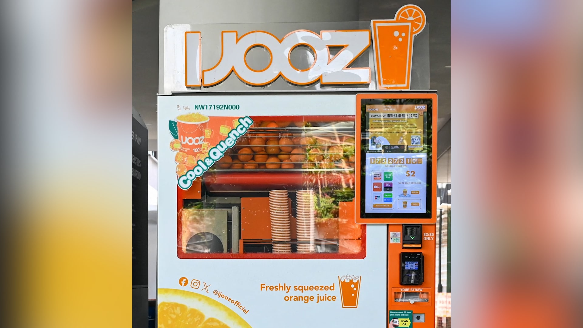 مراهق يواجه عقوبة السجن بسبب لعق قشة شرب في سنغافورة