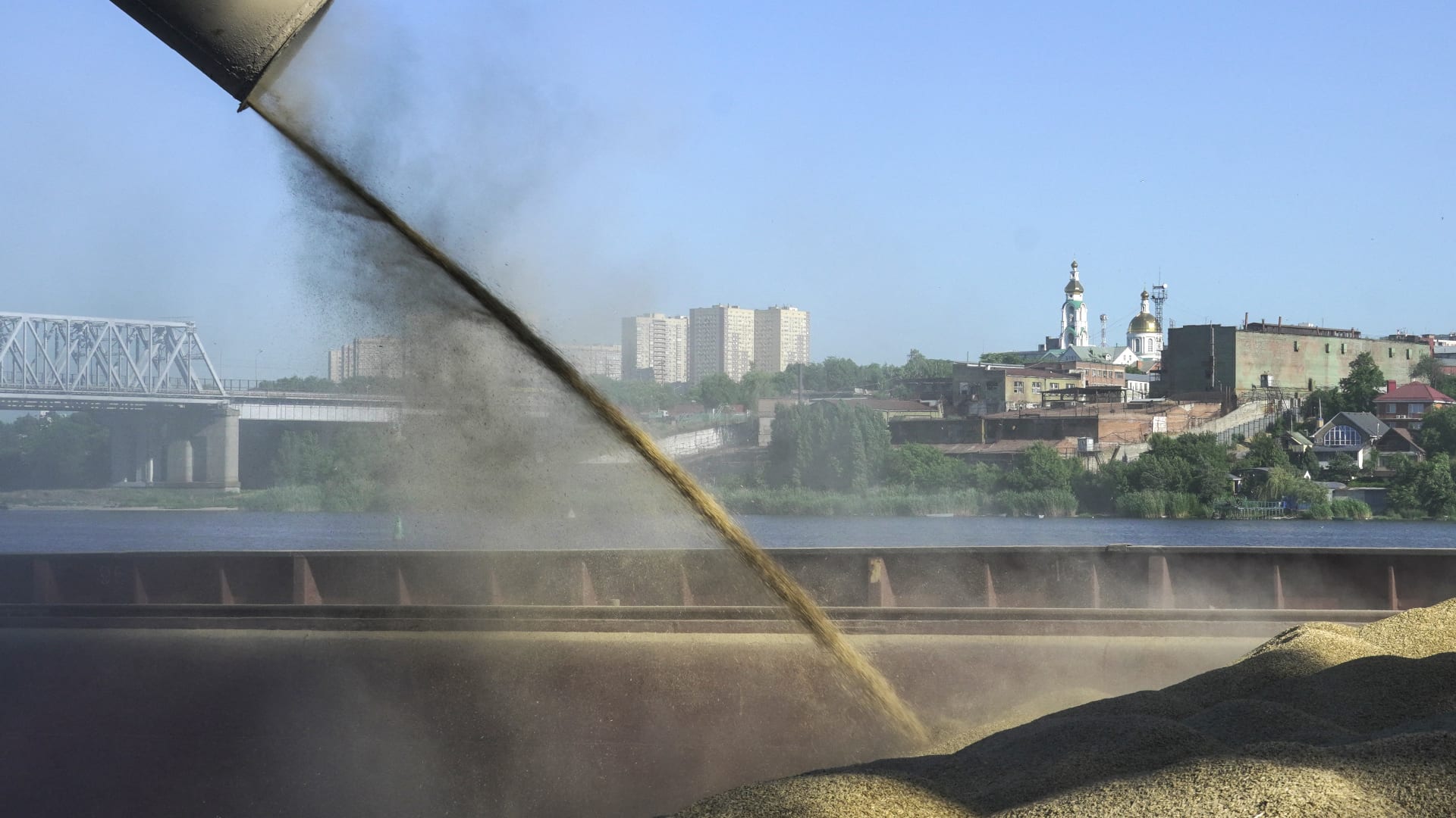 أزمة بين أوكرانيا وإسرائيل بسبب شحنات حبوب والاتحاد الأوروبي يتدخل.. مصادر توضح لـCNN الأسباب