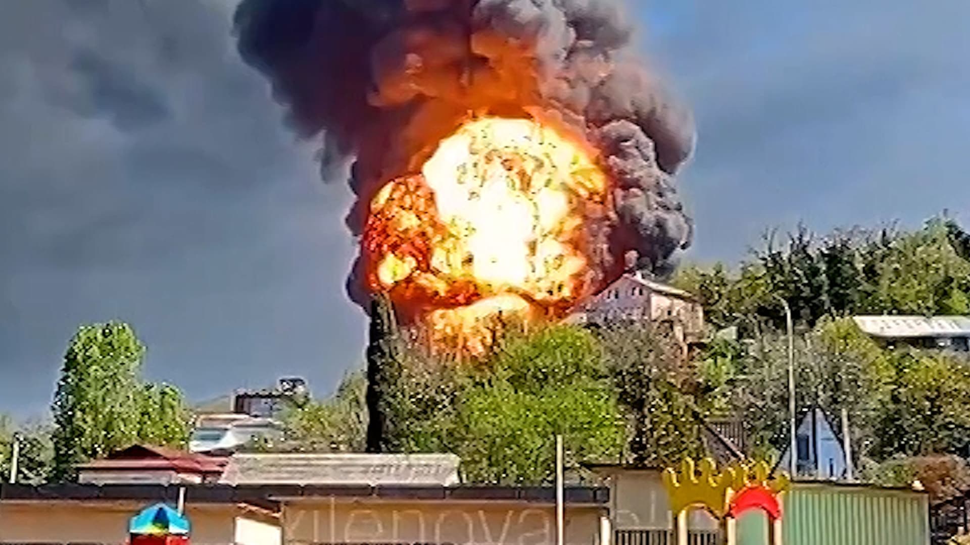 كرة لهب هائلة وانبعاثات سامة.. شاهد آثار هجوم أوكراني على مصفاة روسية