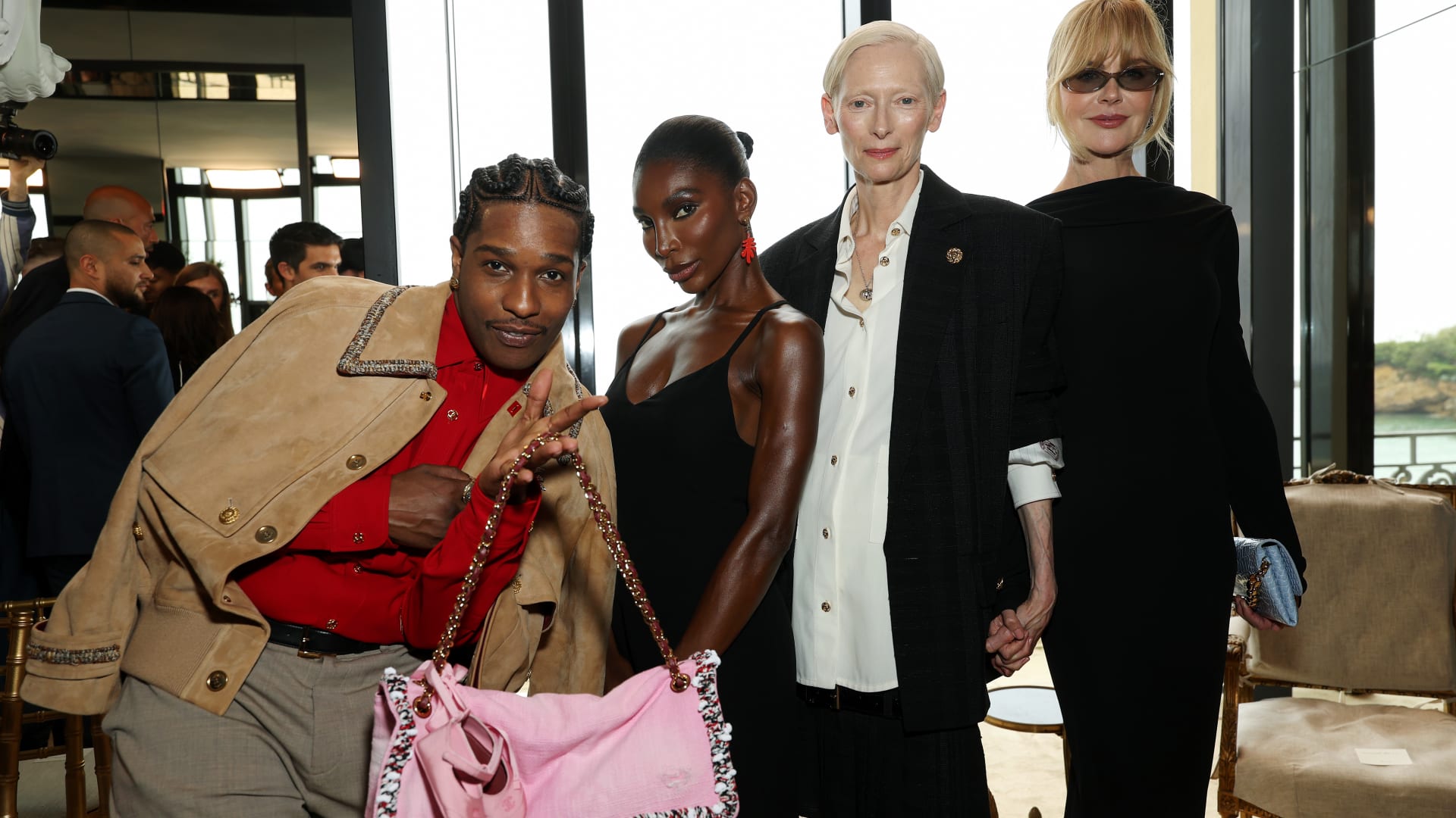 قميص أحمر وحقيبة نسائيّة..آيساب روكي يخطف الأضواء من النجمات في فرنسا