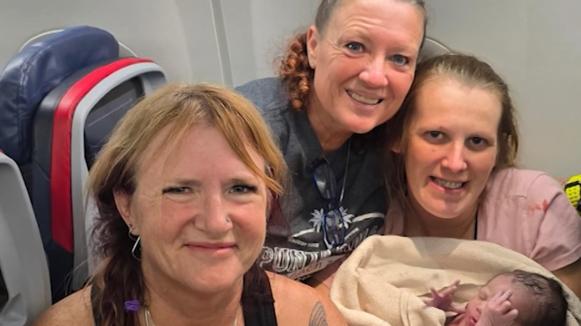 سكين زبدة لقطع حبل البطن السري..هكذا تمت عملية ولادة على متن طائرة بالأجواء