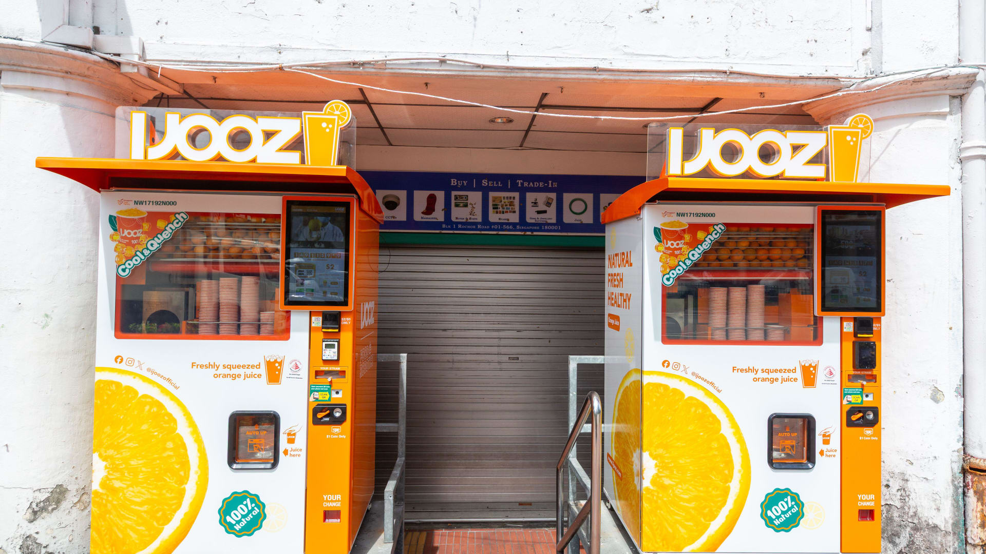 هذا ما حصل لمراهق فرنسي لعق قشة شرب من آلة لبيع المشروبات في سنغافورة