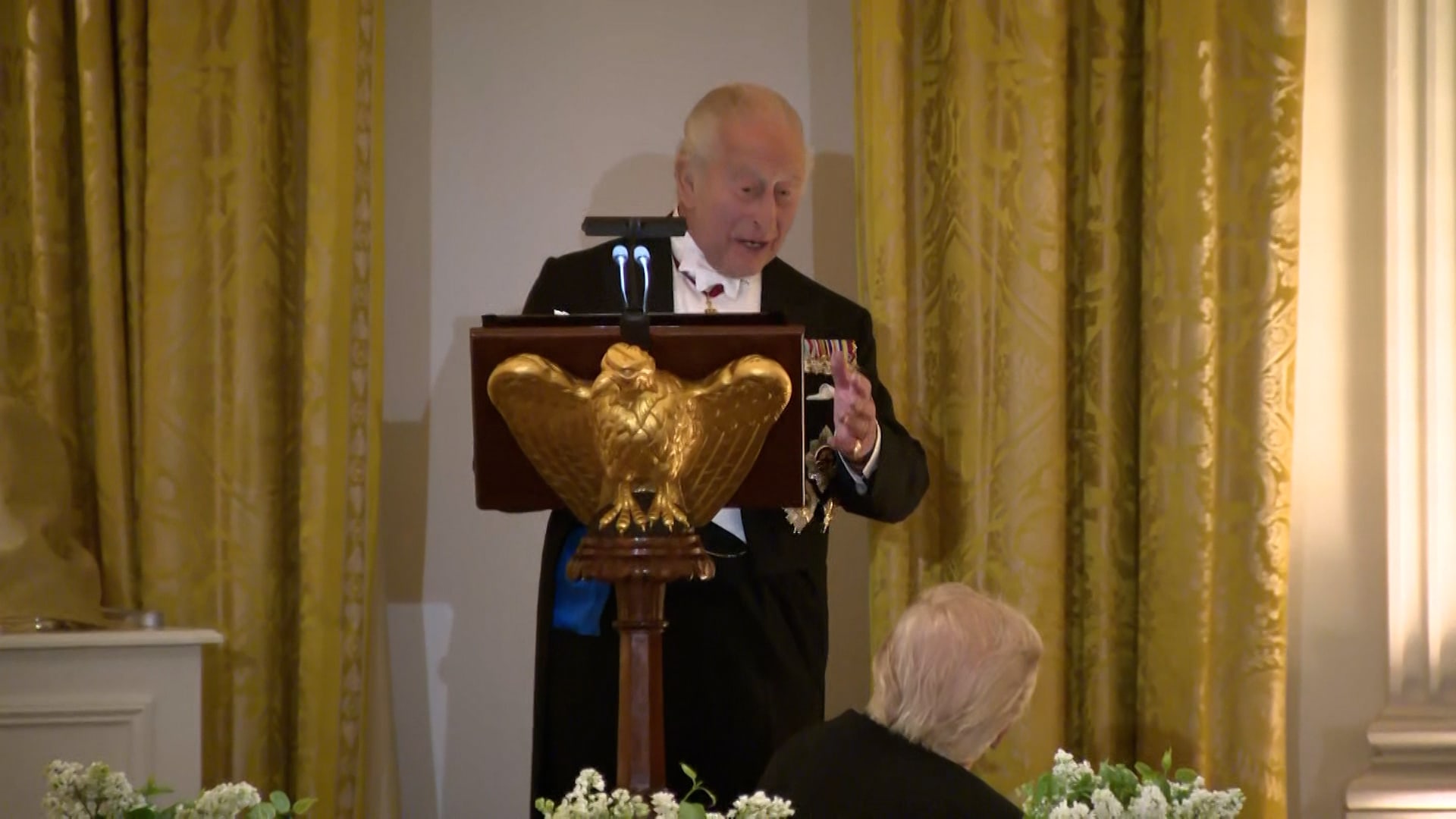 أضحك الحضور.. تشارلز يرد على تصريح ترامب: لولا بريطانيا لكنتم تتحدثون الفرنسية