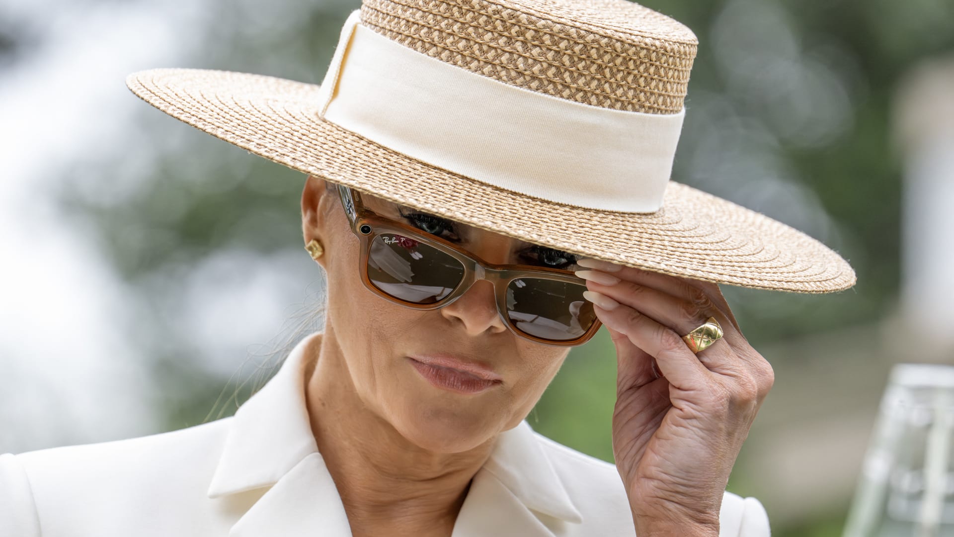 هل خرقت ميلانيا ترامب بروتوكول الإطلالات الملكية أمام الملكة كاميلا في البيت الأبيض؟