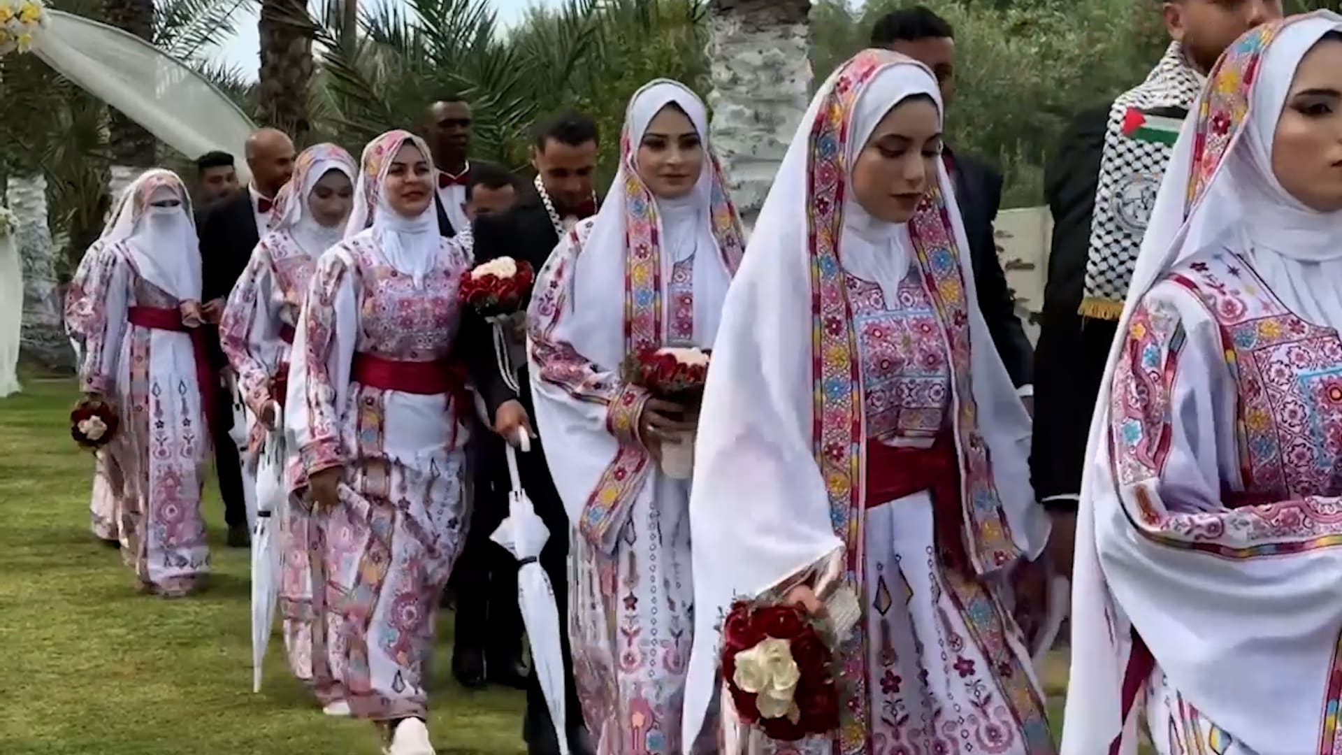 فساتين مطرزة وبدلات أنيقة.. مبادرة إماراتية تنظم حفل زفاف جماعي في غزة