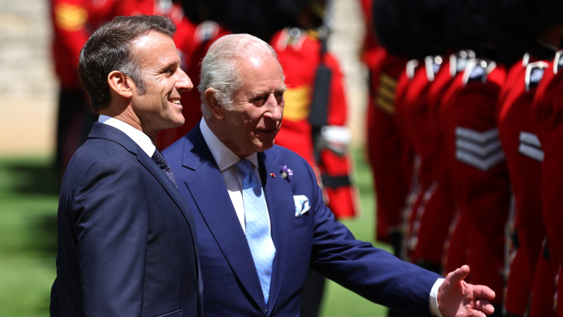 "لولانا لكنتم تتحدثون الفرنسية".. ماكرون يتفاعل مع مزحة ملك بريطانيا بحضور ترامب