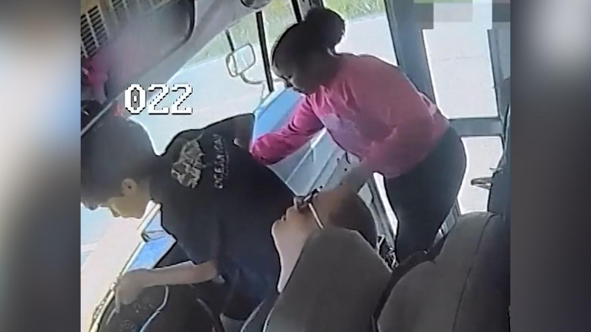 تحركوا سريعًا.. طلاب بالصف السادس يقودون حافلة بعد فقدان السائقة الوعي فجأة