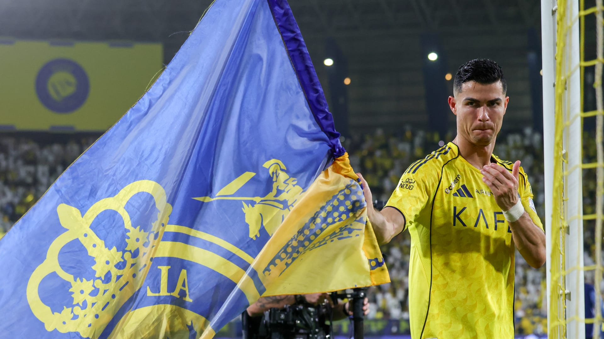 "لدي 5 تشامبيونزليغ".. تداول لقطة تظهر إشارة وجهها رونالدو لجماهير أهلي جدة