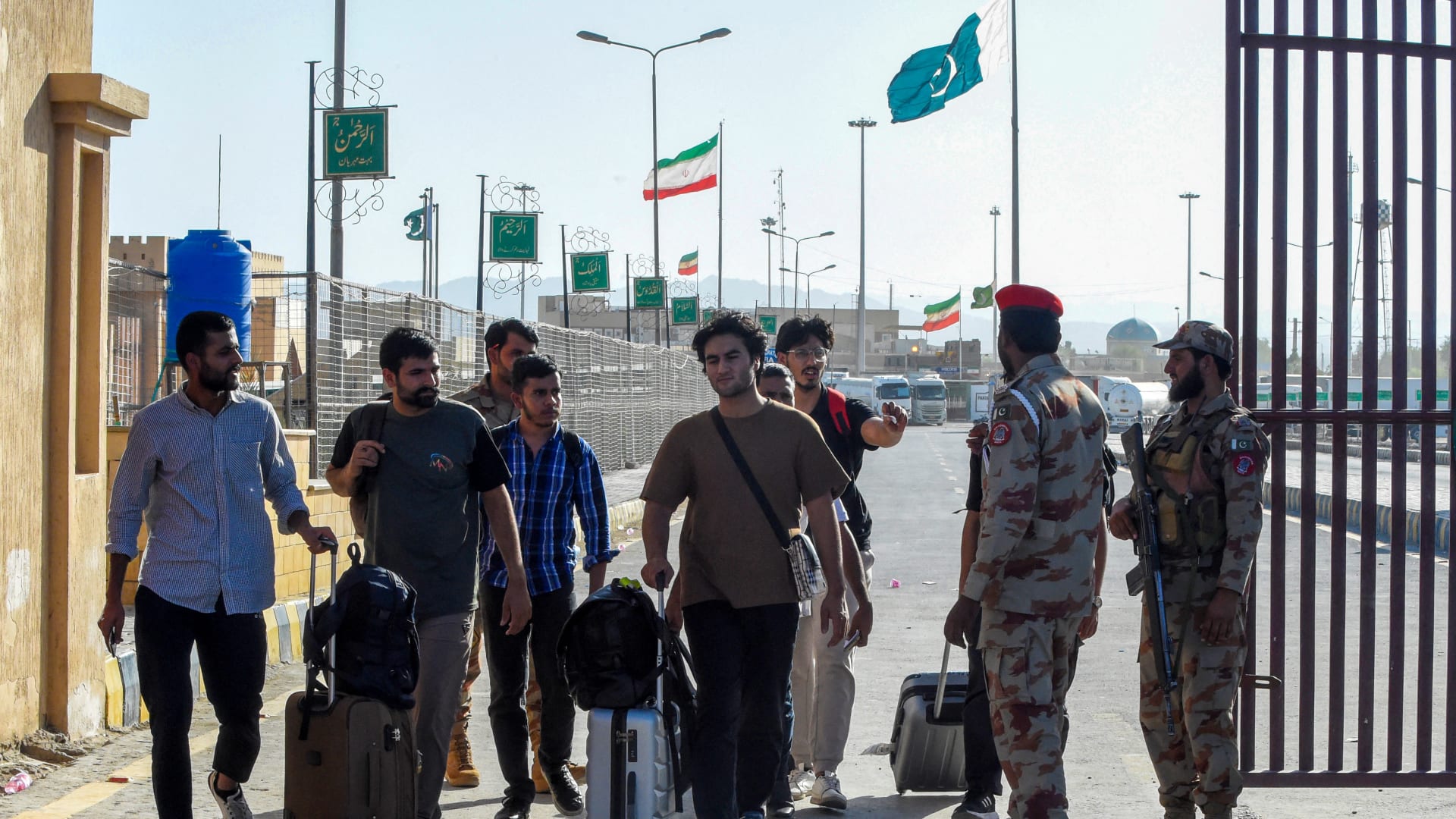 باكستان تفتح 6 ممرات برية لنقل البضائع إلى إيران وسط الصراع بمضيق هرمز