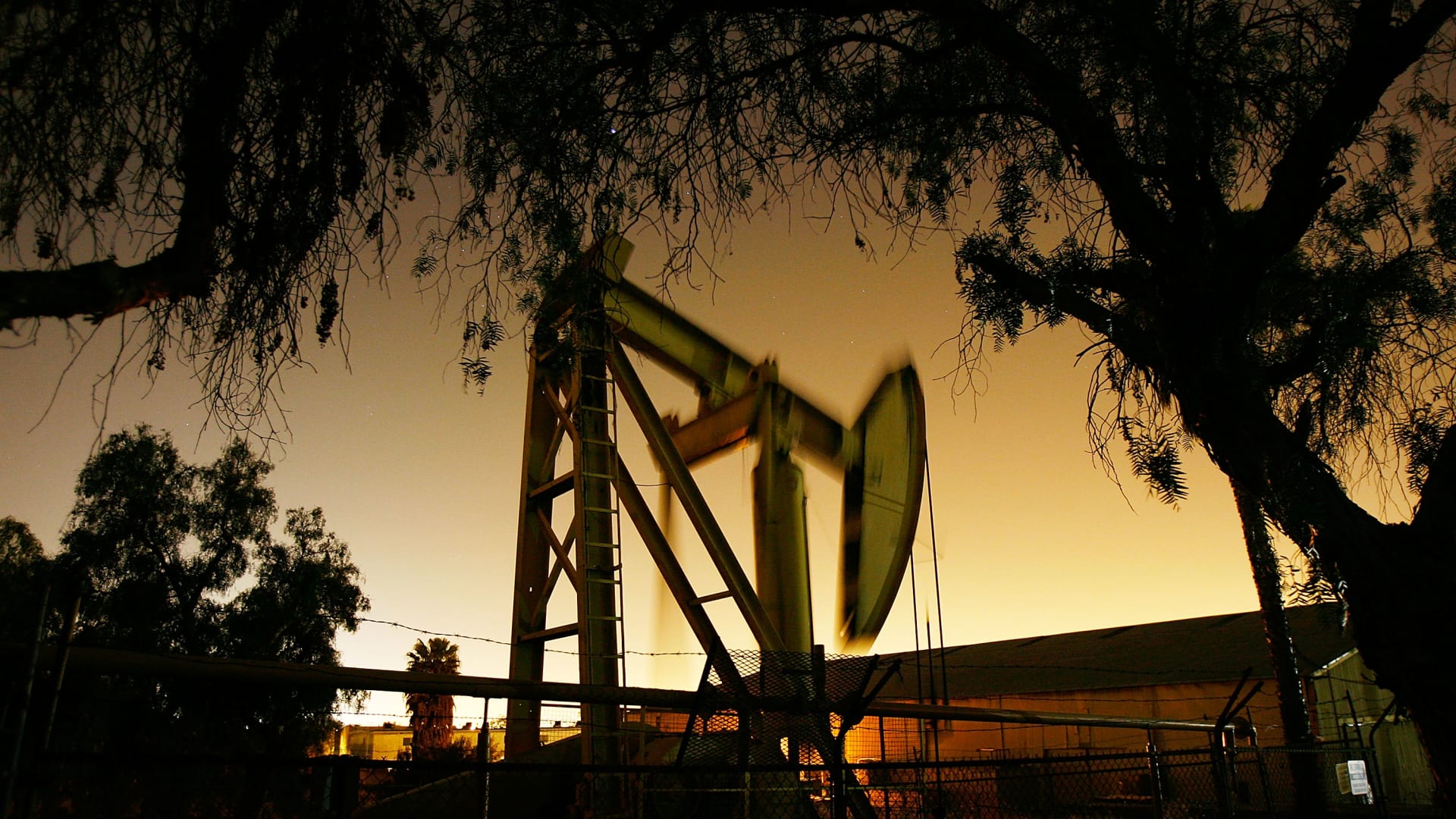 لماذا قفزت أسعار النفط في الليل ثم انخفضت بشكل حاد في الصبح؟