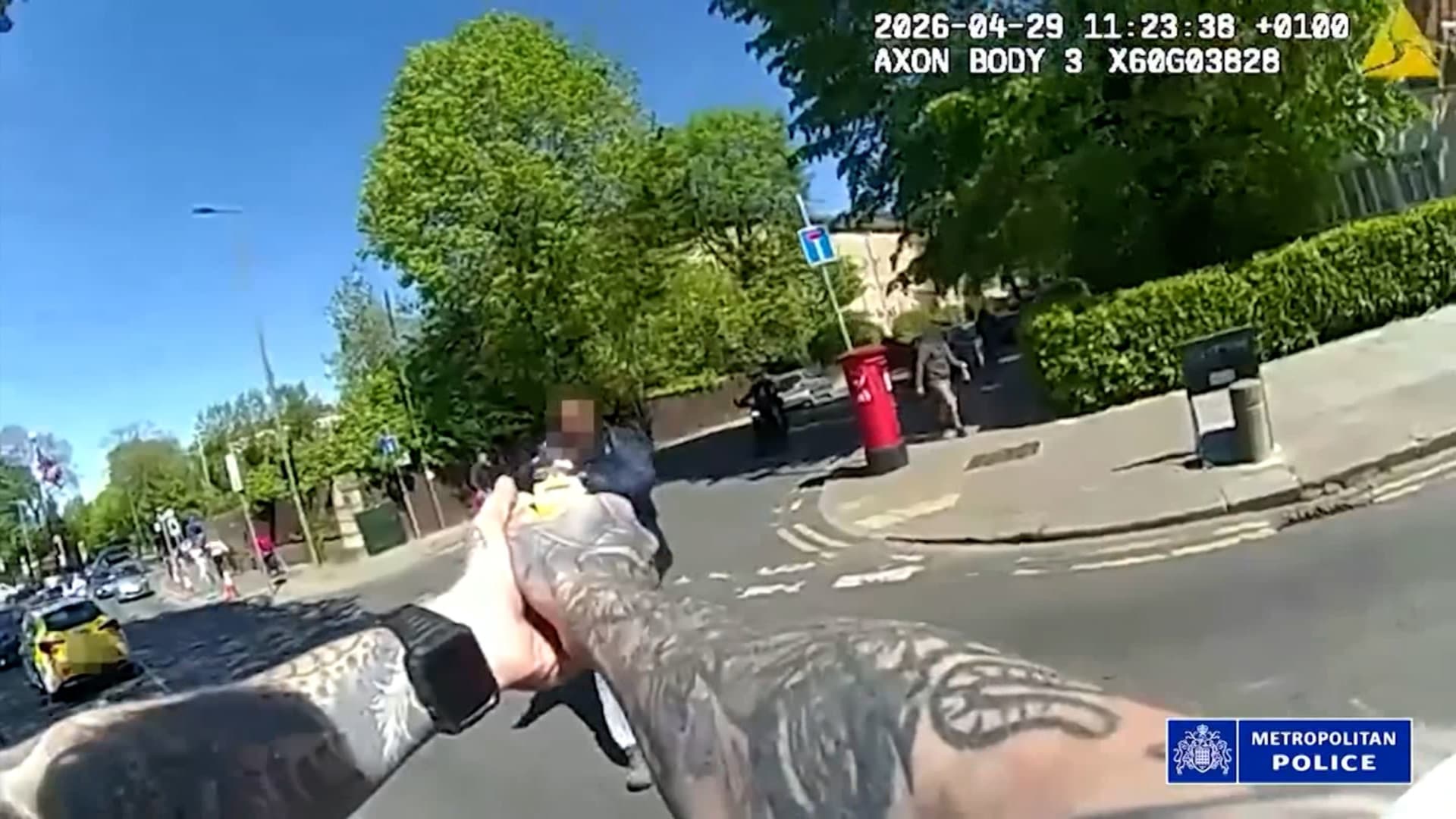 كاميرا شرطي تُظهر لحظة إلقاء القبض على مشتبه به بعد طعن رجلين يهوديين في لندن