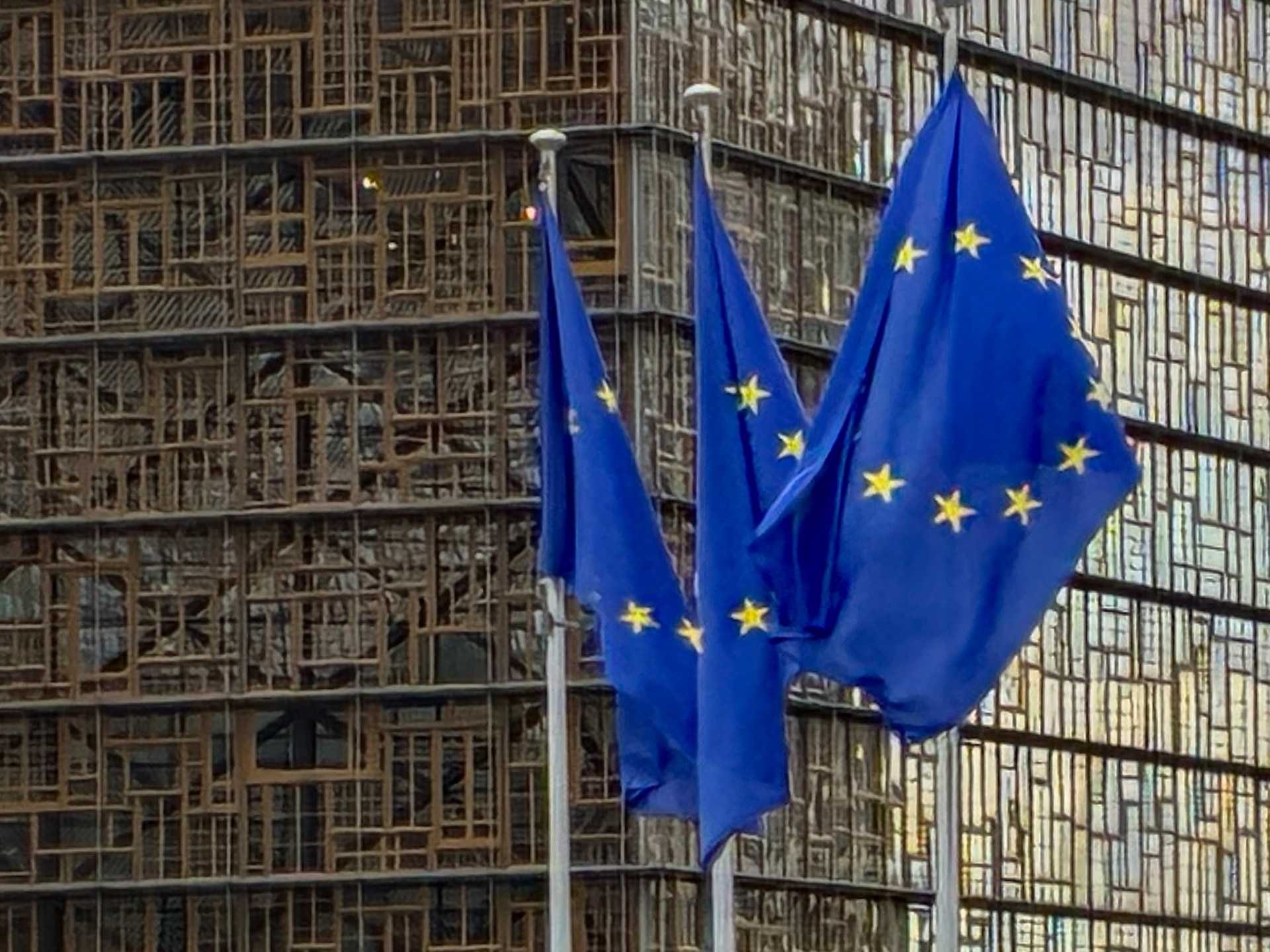 المفوضية الأوروبية تدعم العمل عن بعد لمواجهة أزمة الطاقة