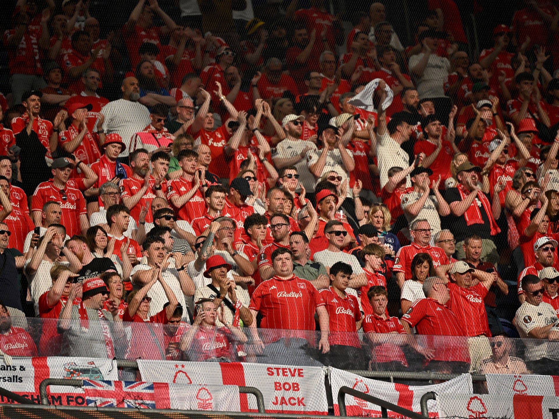 وفاة مشجع إنجليزي بشكل مأساوي بعد تعادل فريقه في الدوري الأوروبي