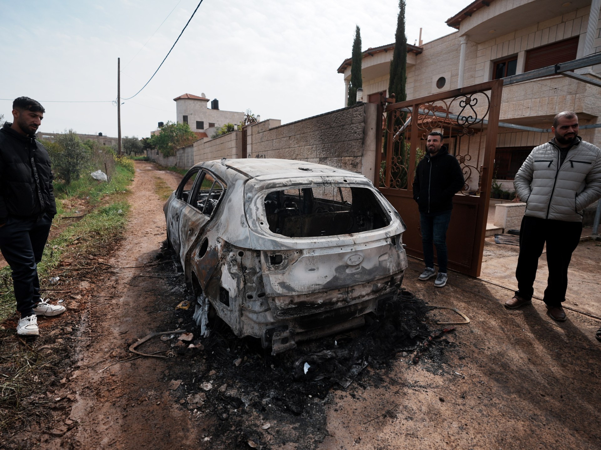 10 مصابين وإحراق منزلين ومركبات باعتداءات للمستوطنين في نابلس