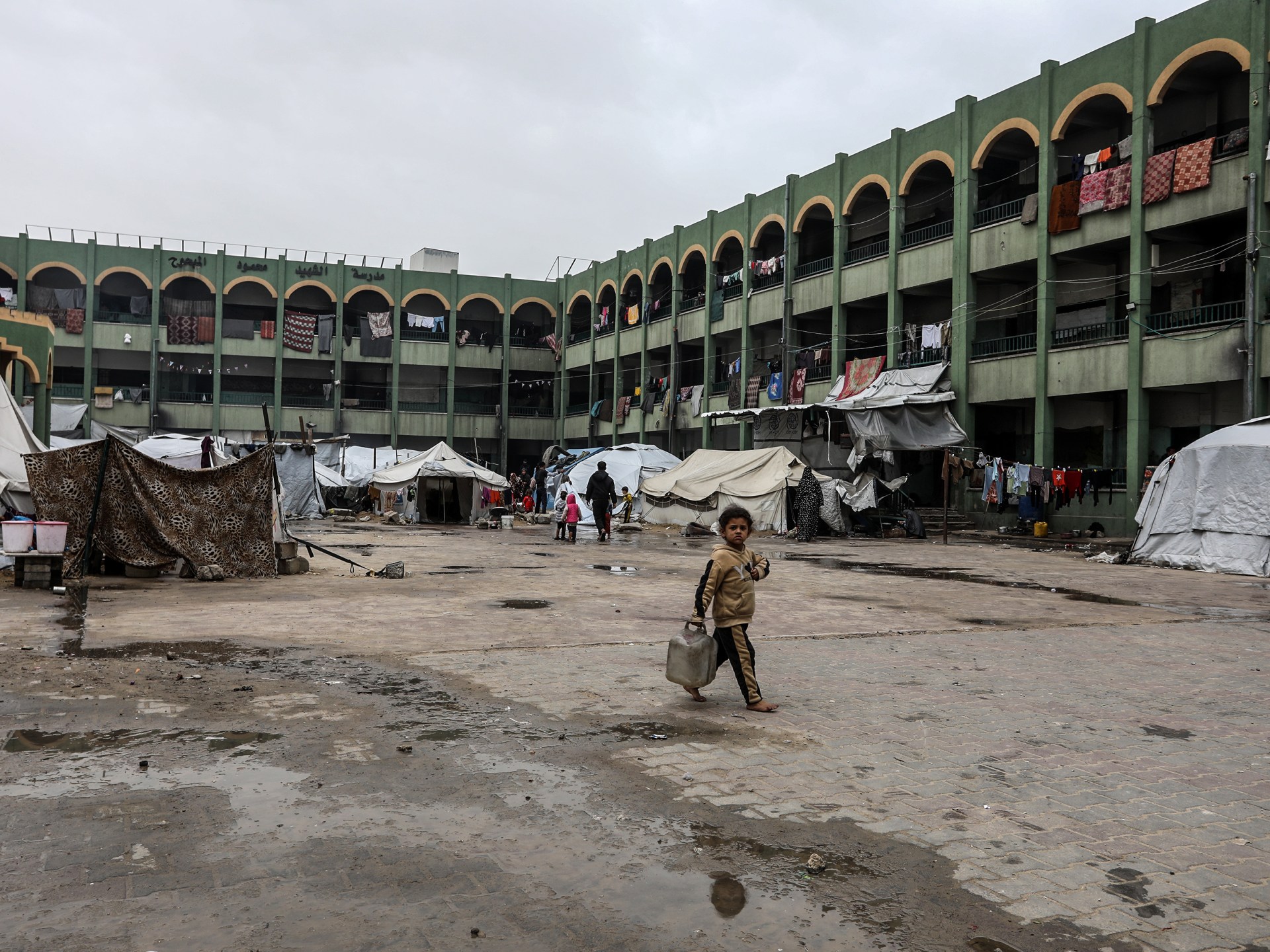 نازحون بخان يونس يتقاسمون الأمراض وقسوة الحياة