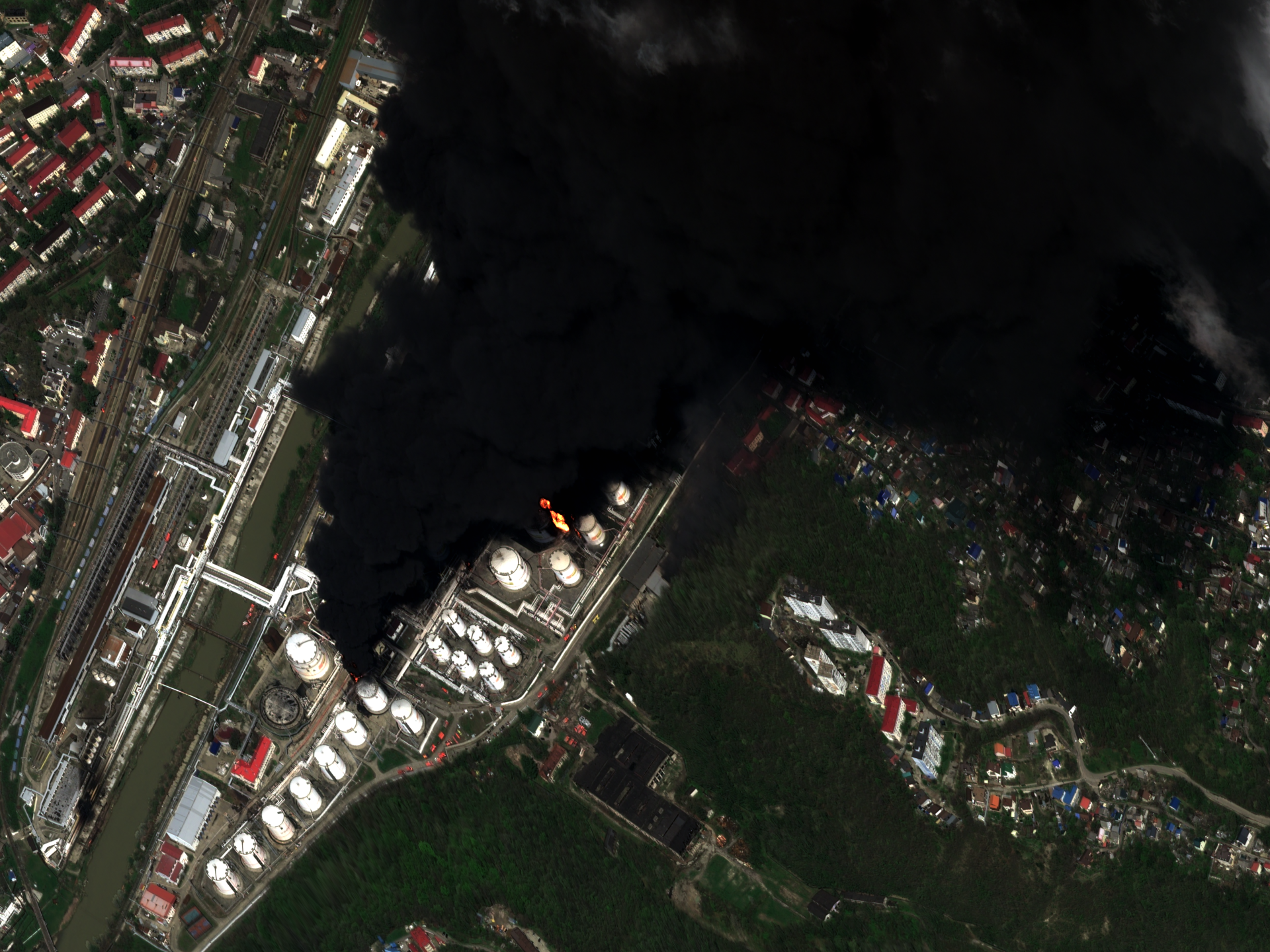 حرائق وتلوث.. الأقمار الصناعية توثق تداعيات استهداف منشأة توابسي الروسية