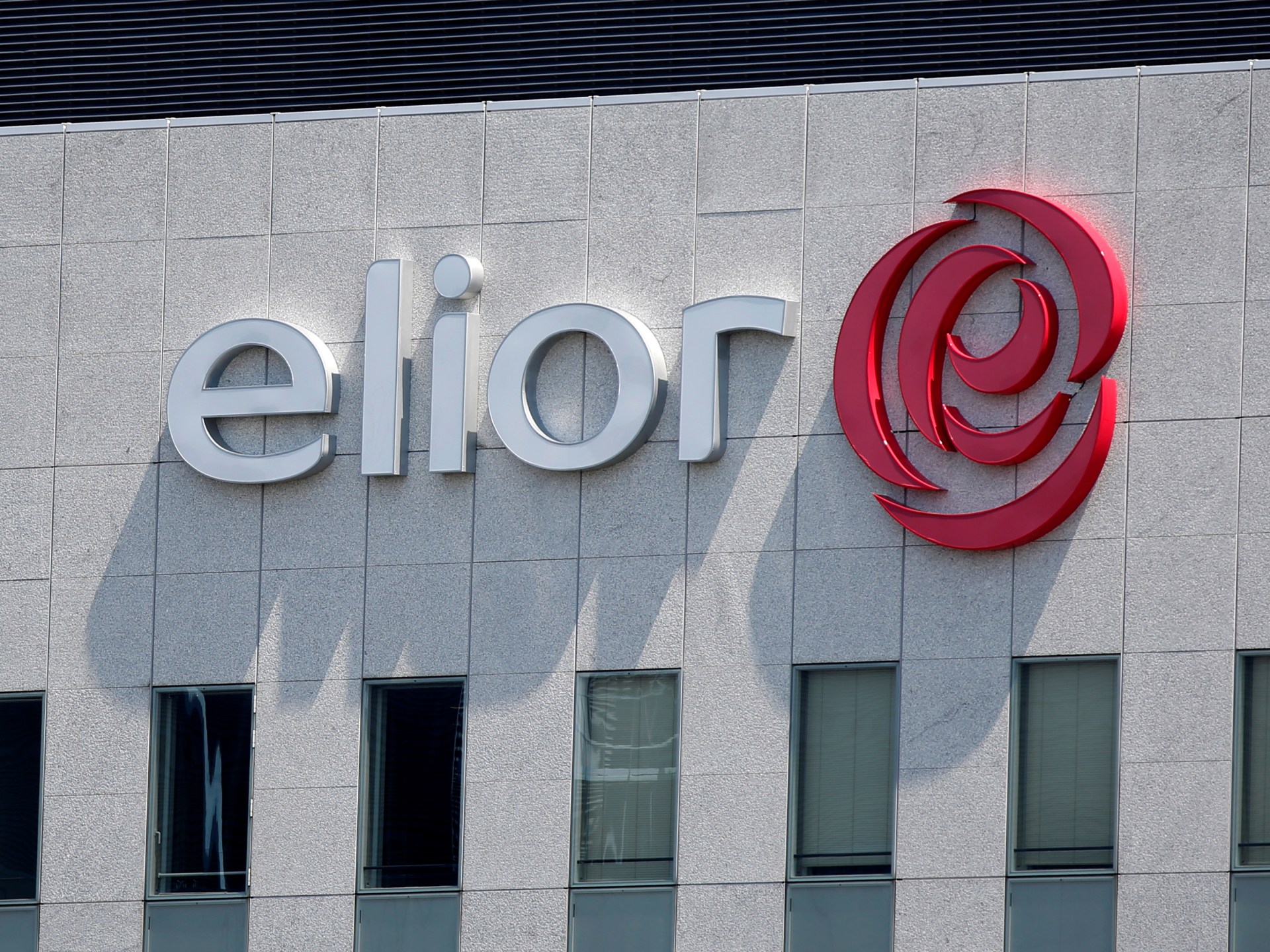 انزعي الحجاب أو ارحلي.. شهادات صادمة لمسلمات فصلن من شركة فرنسية