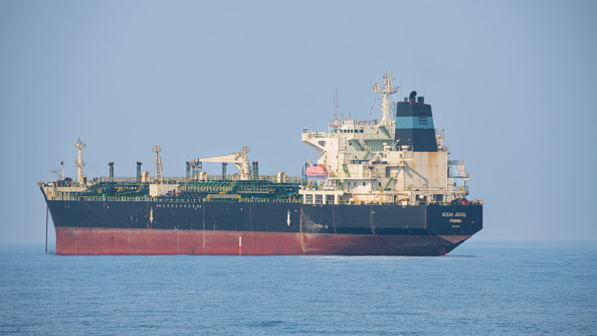 سفن عالقة في مضيق هرمز.. بحارة يواجهون الموت ونفاد الإمدادات