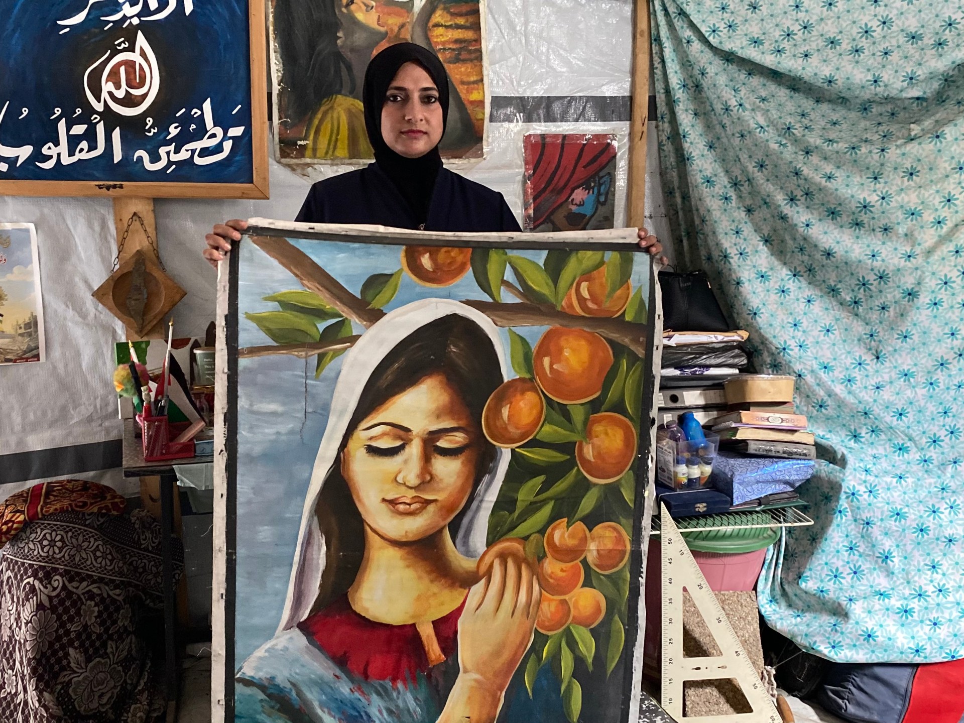 فن مقاومة النزوح والفناء.. أحلام عبد العاطي تكتب بالألوان حكايات أمل وبقاء