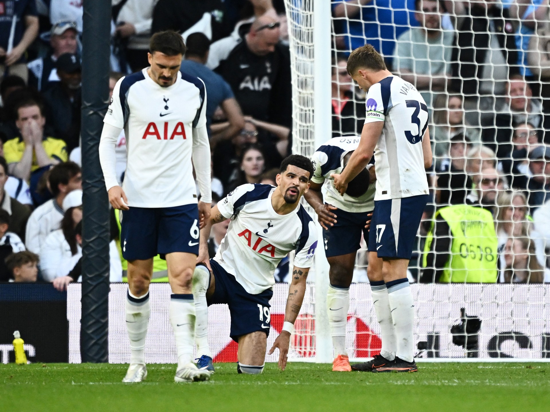 من توتنهام إلى إشبيلية.. 8 أندية كبيرة تواجه خطر الهبوط هذا الموسم