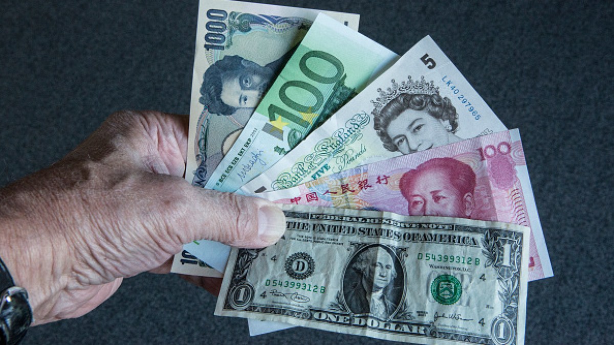 الدولار يتراجع لأدنى مستوى في 6 أسابيع مع آمال وقف الحرب