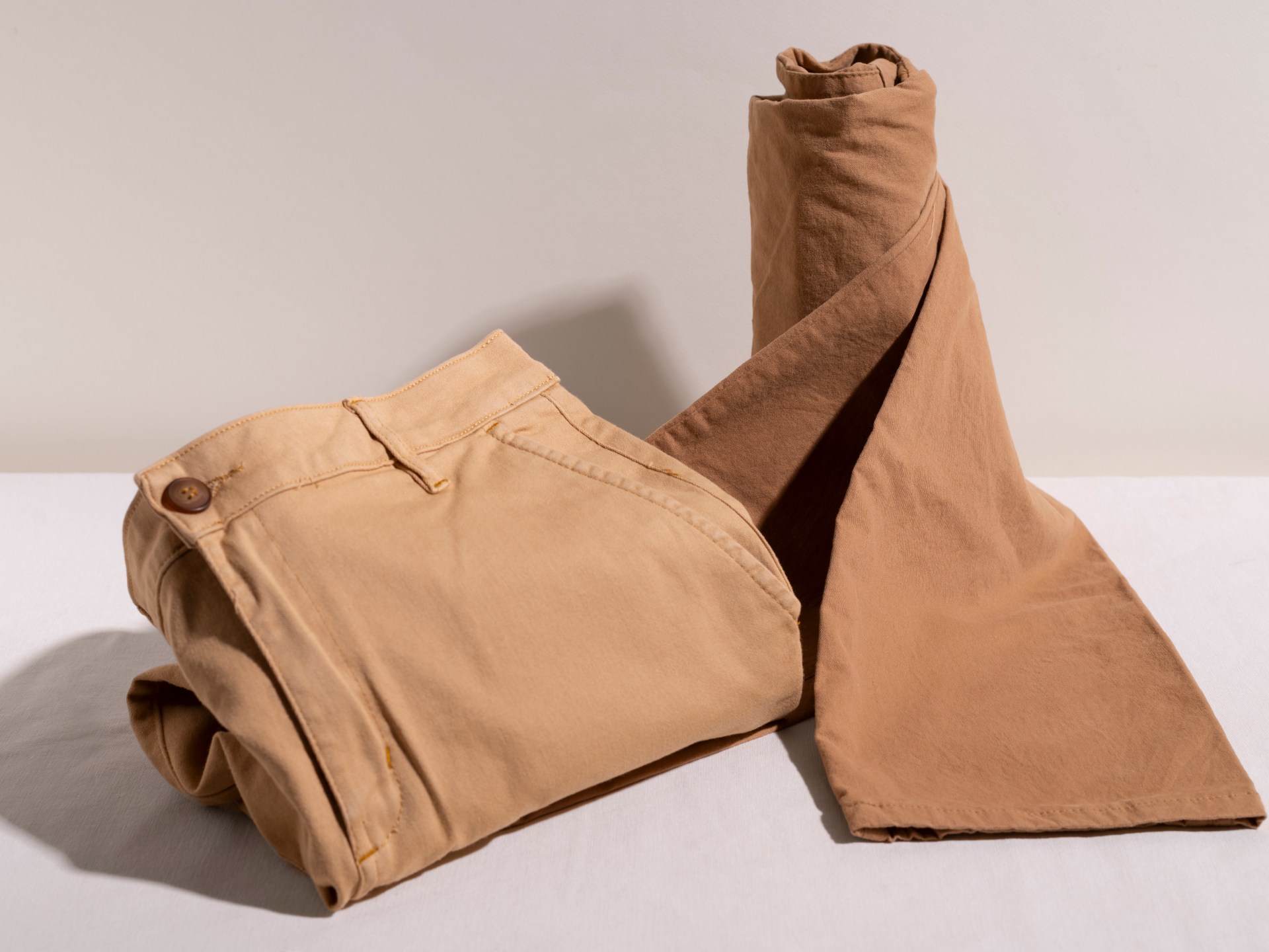 كم مرة يجب غسل البنطال؟ دليل عملي بحسب نوع القماش