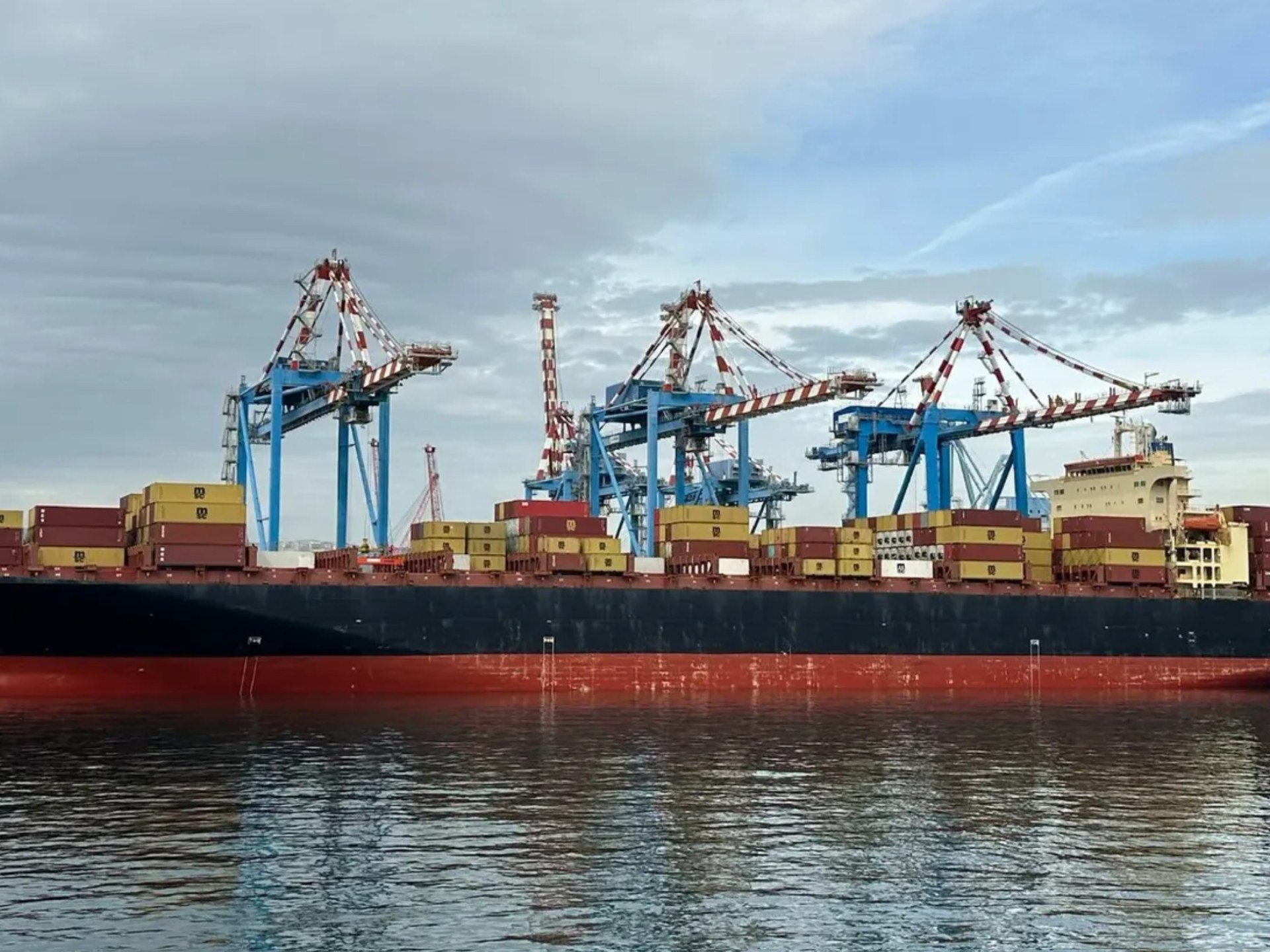 بين المصادرة والعبور والزوارق الإيرانية.. ماذا يجري في مضيق هرمز؟