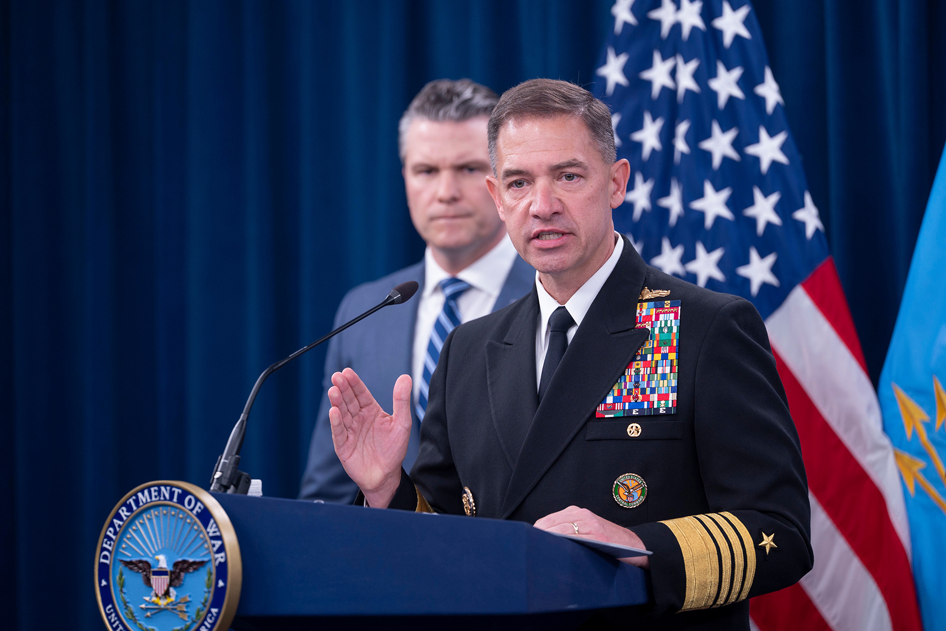 ضربات قصيرة لحرب طويلة.. هل تفجّر واشنطن جمود هرمز؟