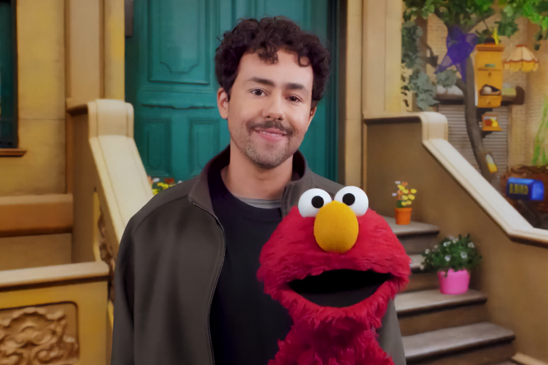 فنان أمريكي مصري يثير غضب أنصار ترامب بكلمات عربية في برنامج "شارع سمسم"