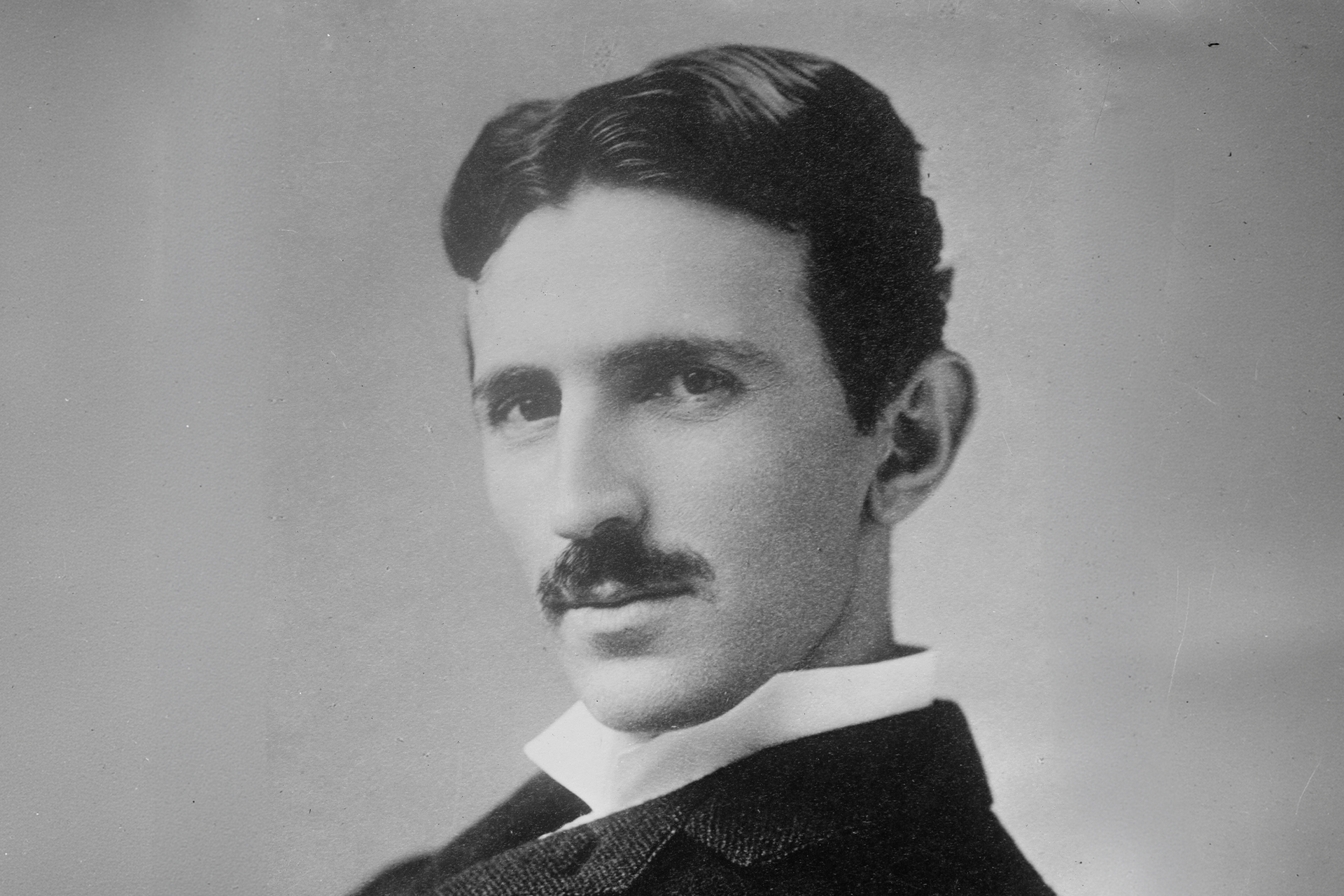 نيكولا تسلا.. عالم روّض البرق وابتكر التحكم عن بعد