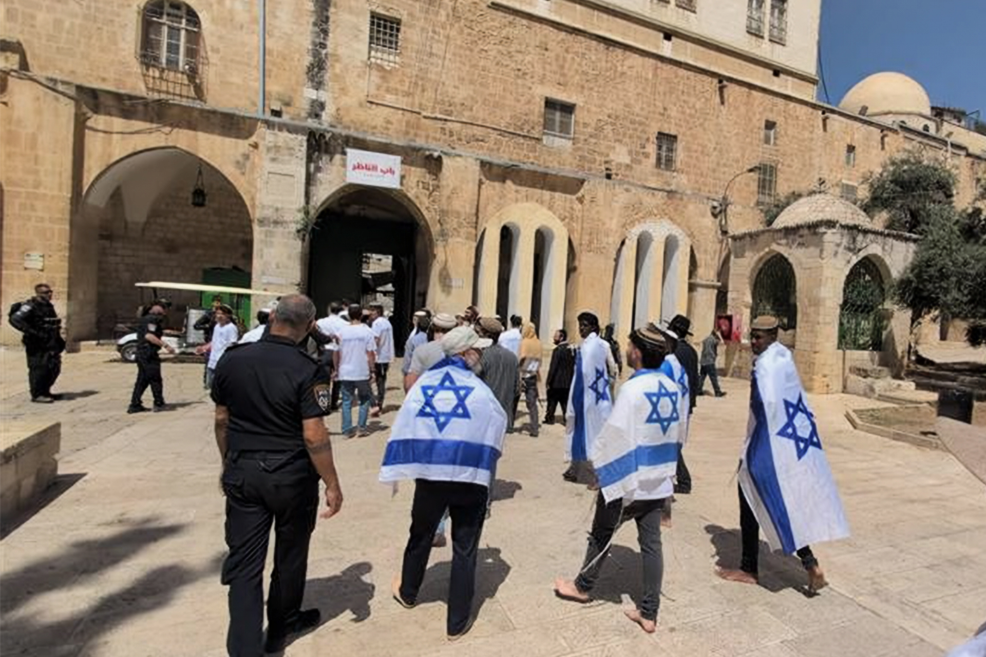 مستوطنون يحشدون لرفع العلم الإسرائيلي بالأقصى