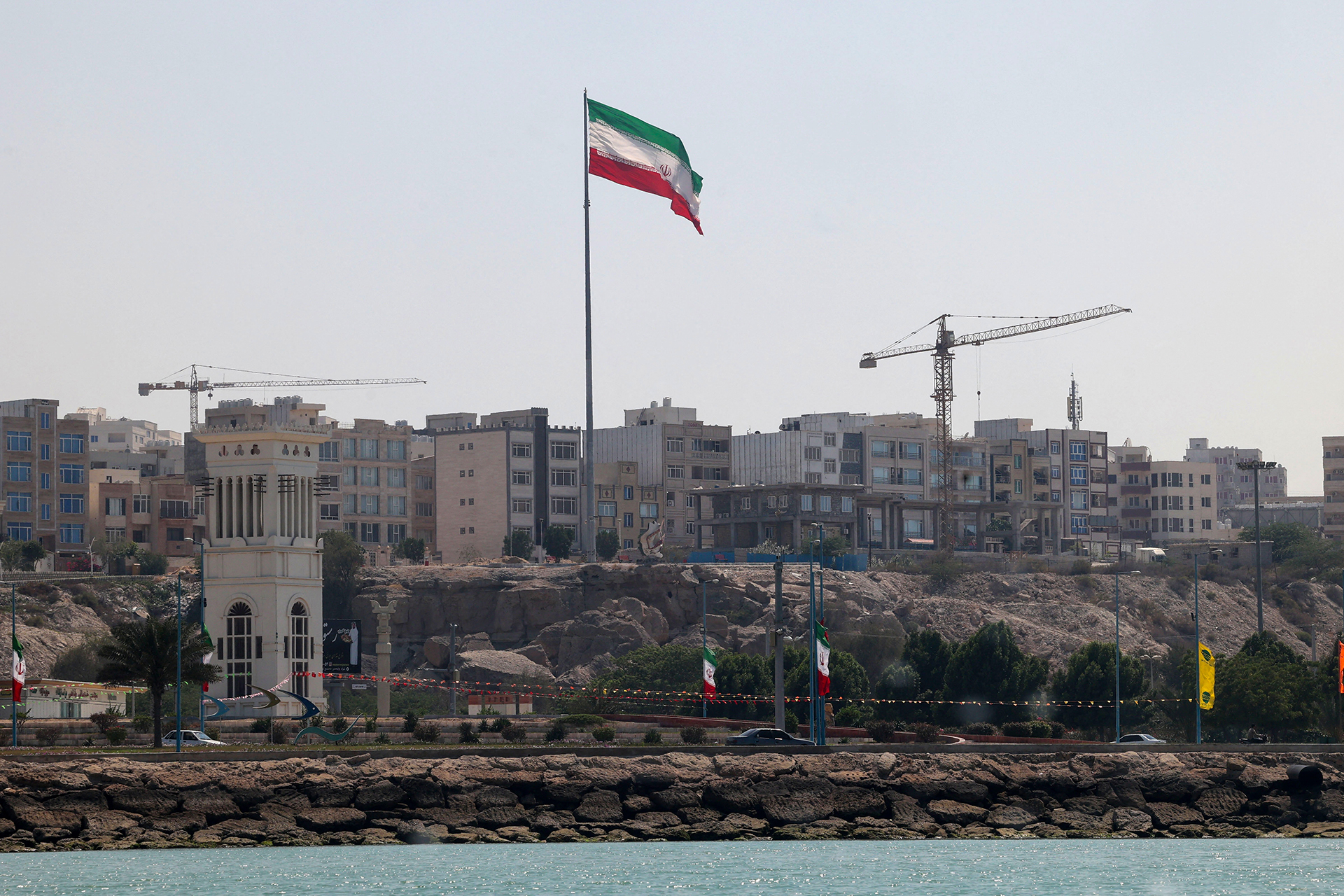 دخان من ميناء قشم.. صور فضائية توثق استهدافا قرب هرمز